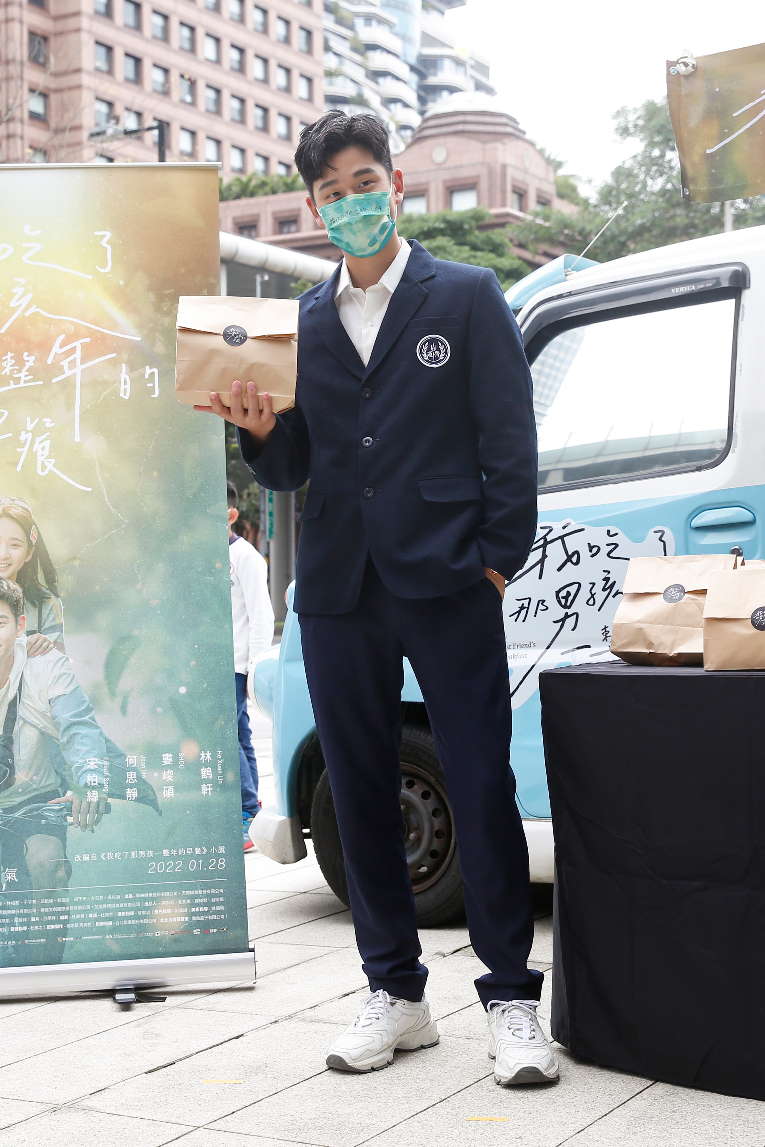 周興哲之前巧遇正在唱他的歌的街頭藝人,他一時興起也現身唱了一段電影主題曲〈想知道你在想什麼〉。