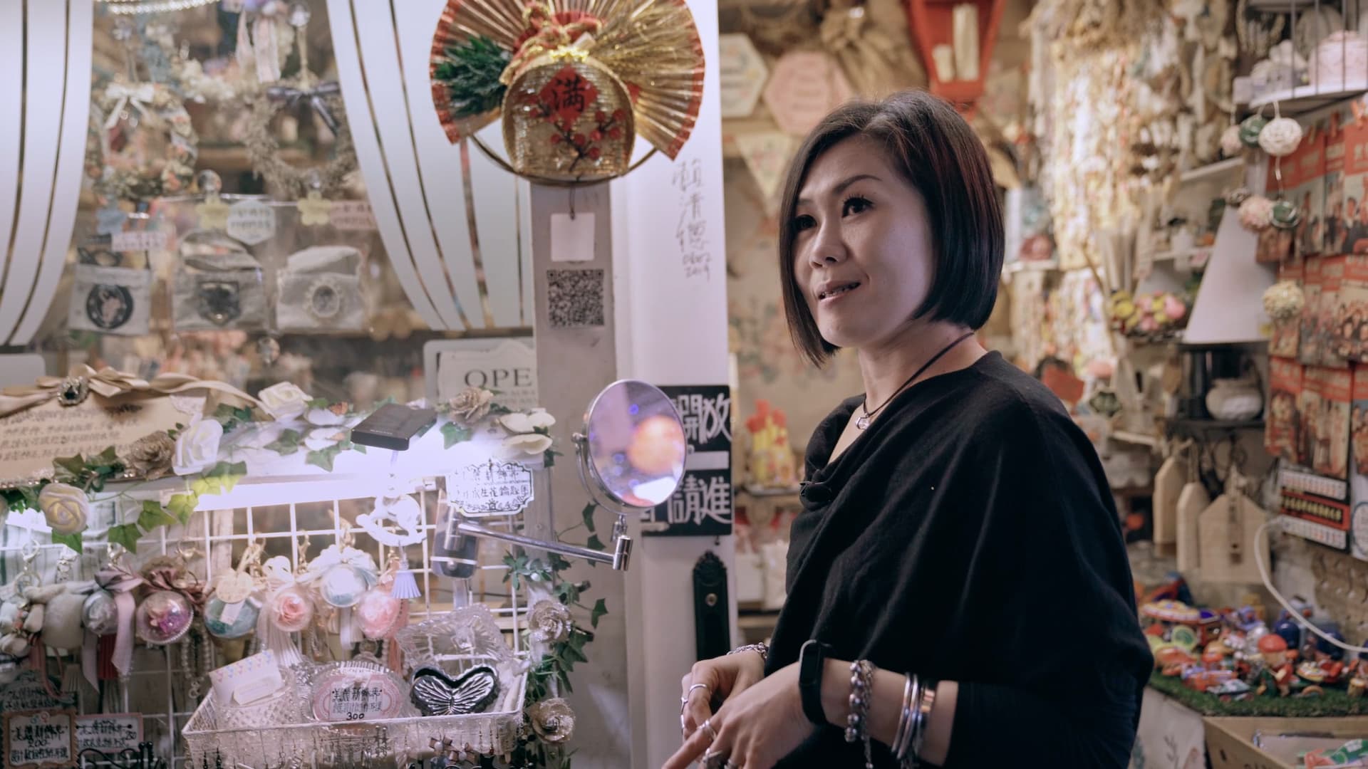 以全黑造型示人的淇姊,店內販售的商品竟是各式蕾絲小物,反差魅力令楊力州難以抵擋。(後場音像提供)
