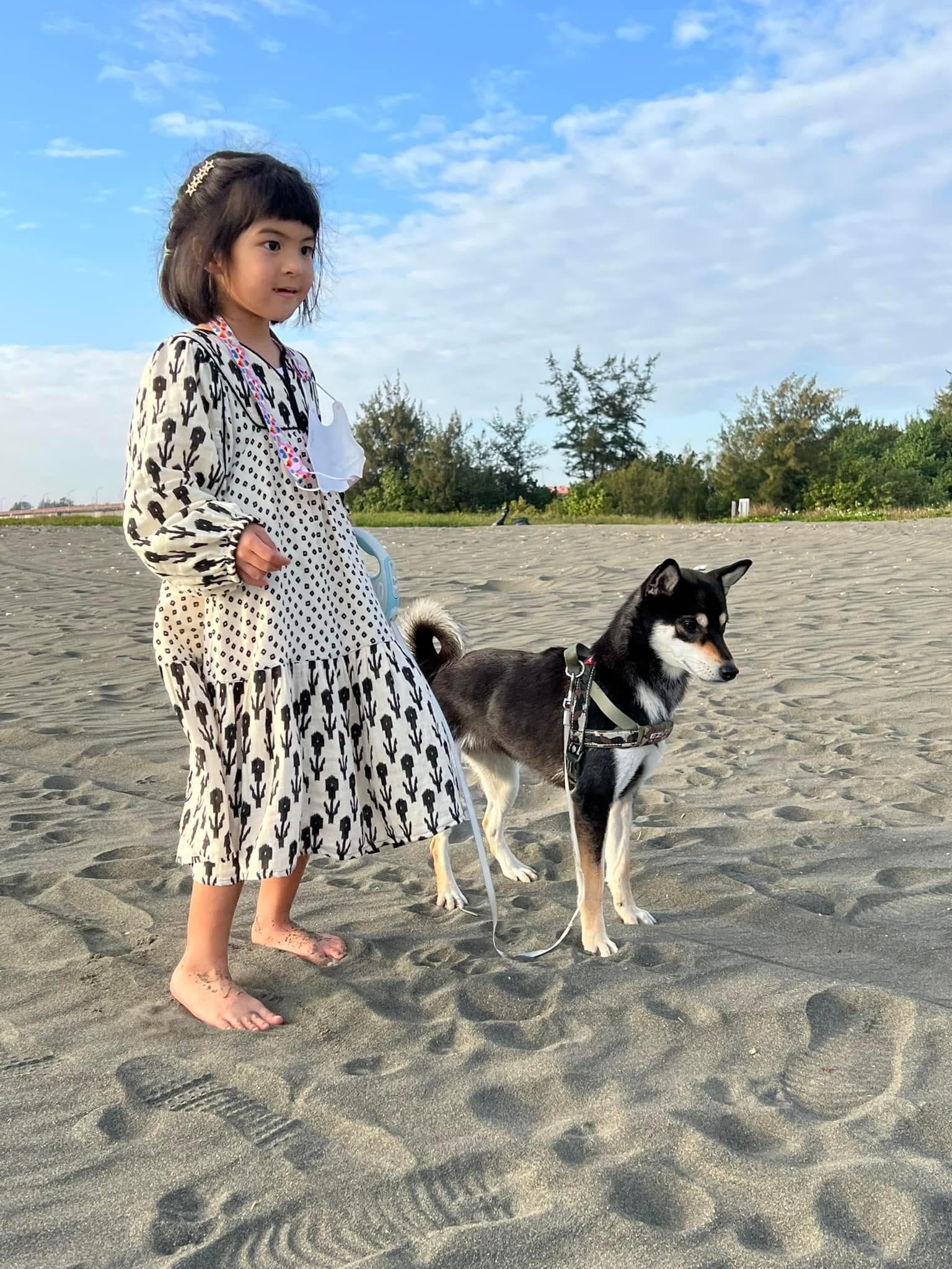:賈靜雯女兒和陶晶瑩愛犬。(翻攝自陶晶瑩臉書)