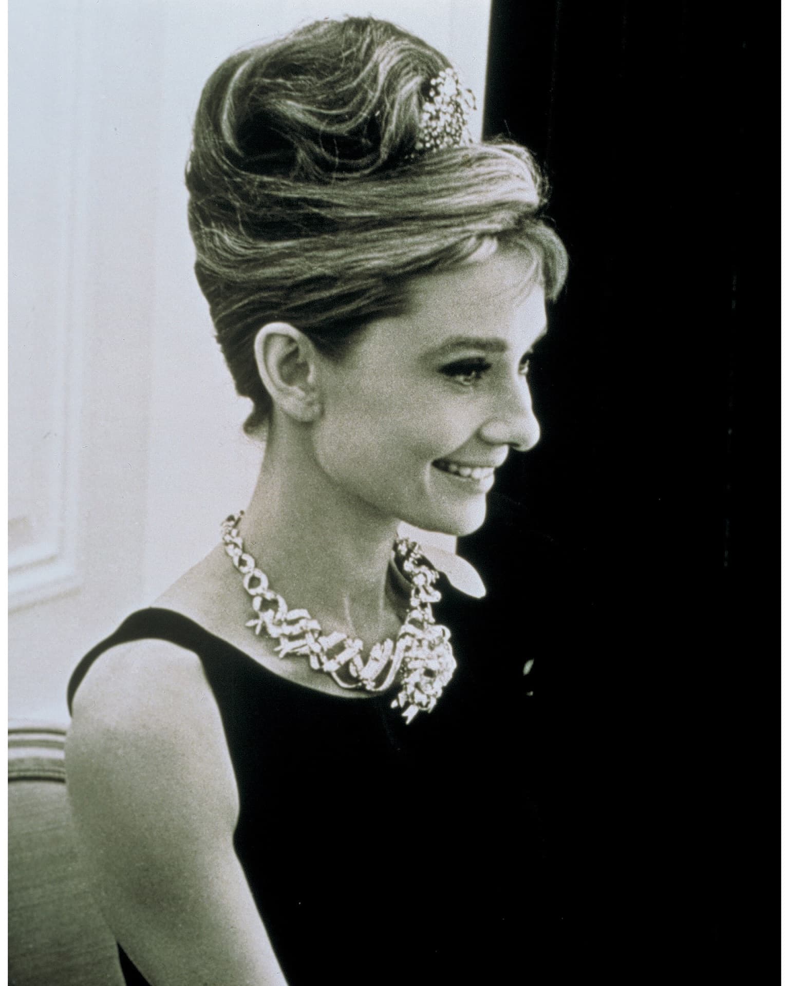 奧黛麗赫本(Audrey Hepburn)佩戴Tiffany Jean Schlumberger Ribbon Rosette傳奇黃鑽鑽石項鍊。(TIFFANY & Co.提供)