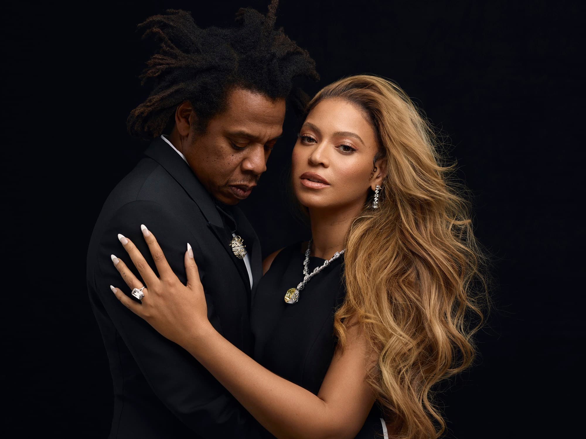 樂壇天后碧昂絲(Beyoncé)佩戴Tiffany Diamond傳奇黃鑽項鍊拍攝形象廣告。(TIFFANY & Co.提供)