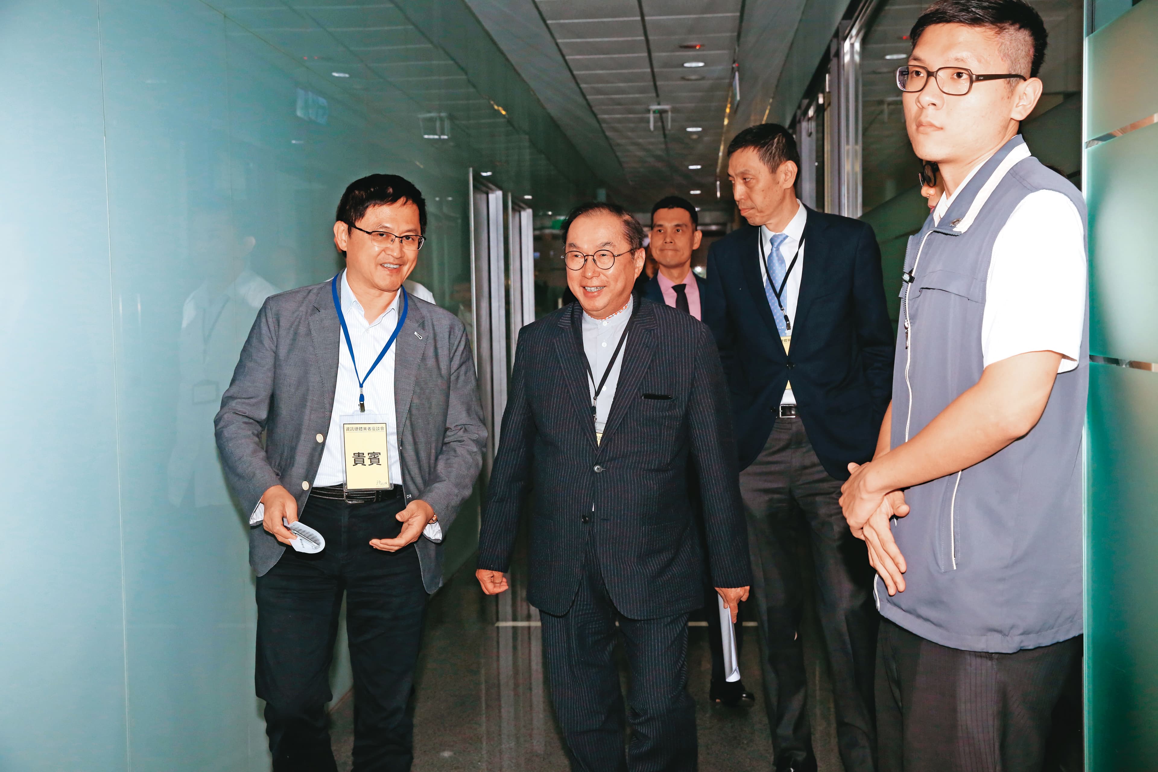 在品牌大客戶要求下,包括廣達董事長林百里(左2)、和碩董事長童子賢(左1)都不得不加速在東南亞與印度等地建立新的生產基地。
