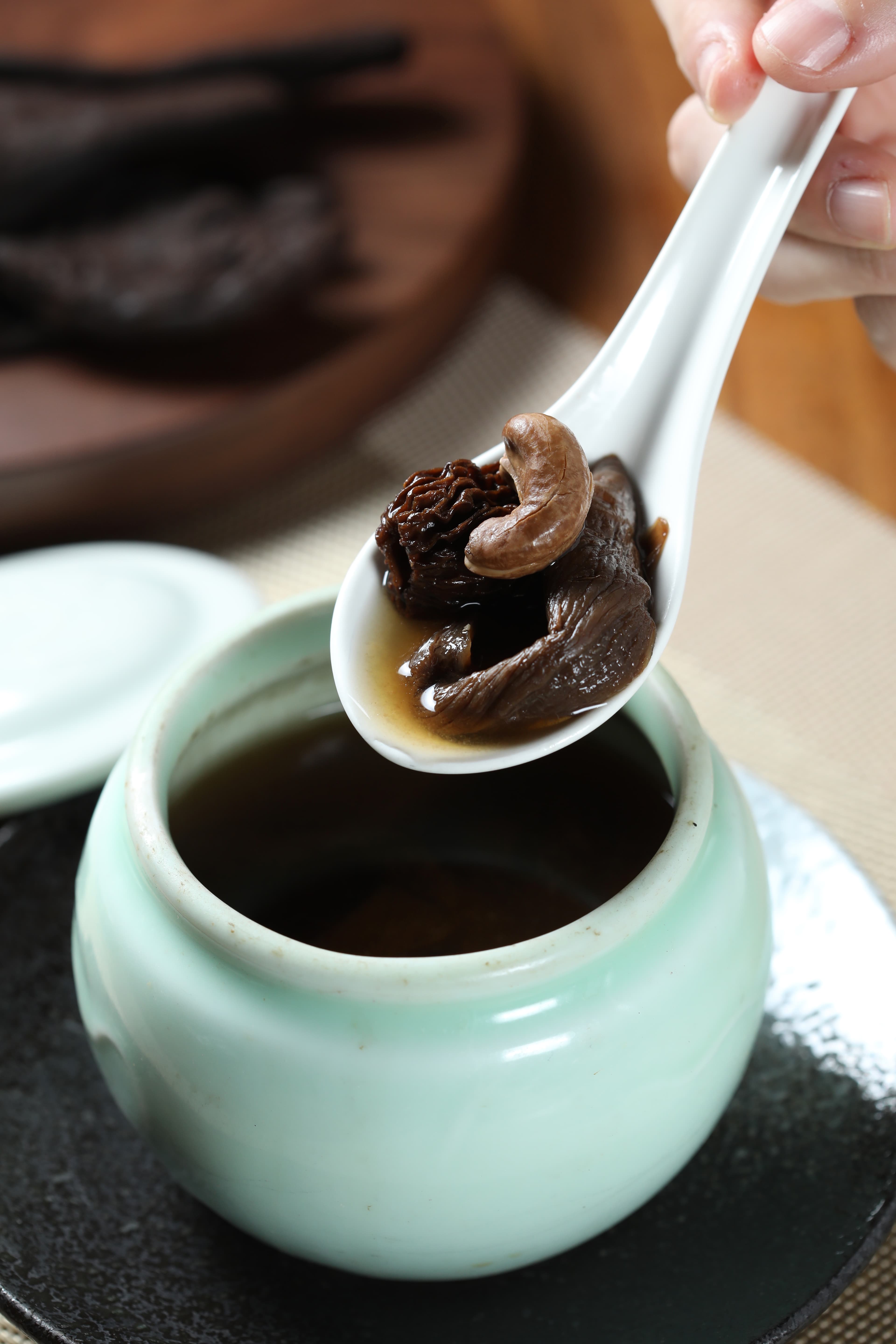 陳年20年以上的老菜脯燉煮的「羊肚菌燉老菜脯」,湯色深邃,喝來微甘。