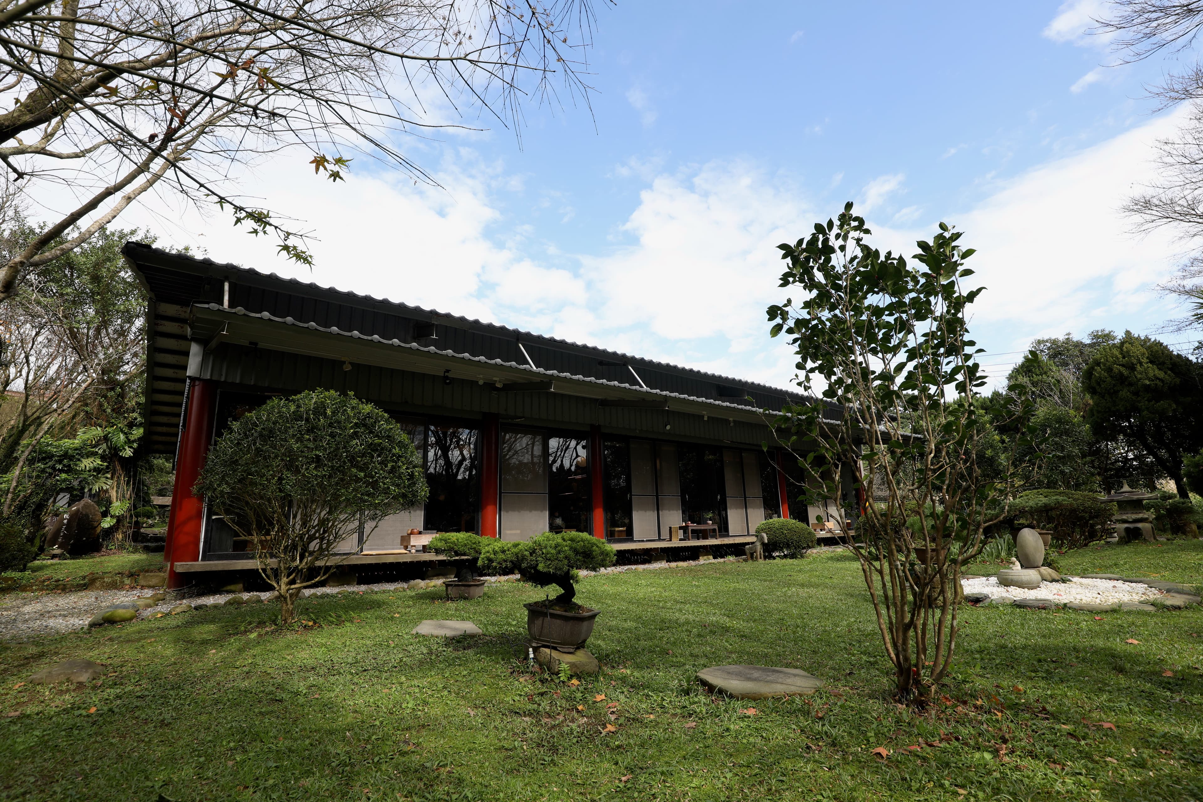 餐廳前廊外可見庭園綠意與植栽的生命姿態。