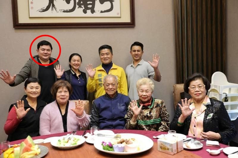 民眾黨新北黨部主委楊博宇(紅圈者)曾戴柯文哲爸媽(下排右3、右2)到台中「巧遇」顏寬恒(後排黃衣者)。(顏寬恒團隊提供)