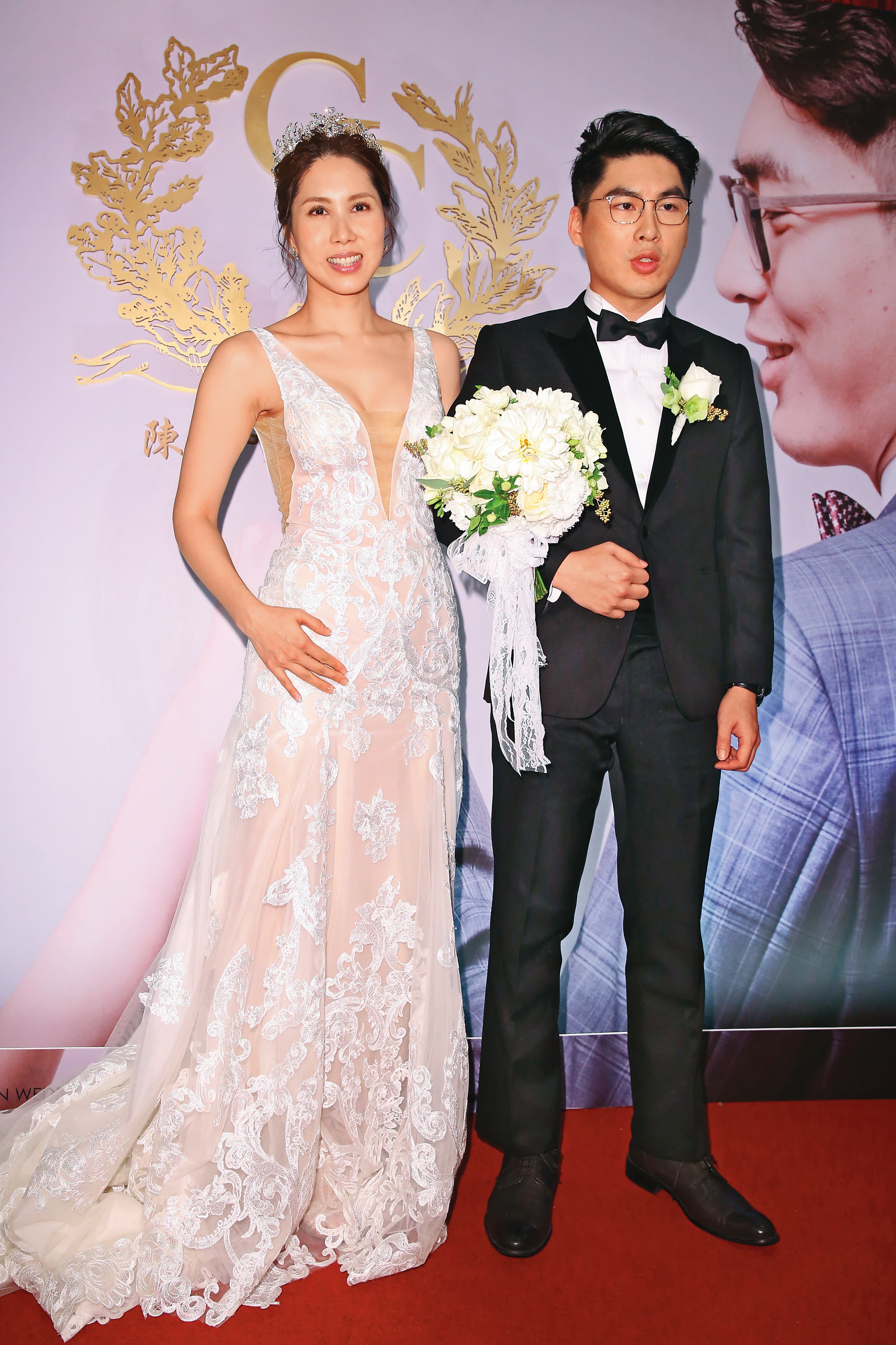 余苑綺(左)2017年和圈外人陳鑒(右)結婚。
