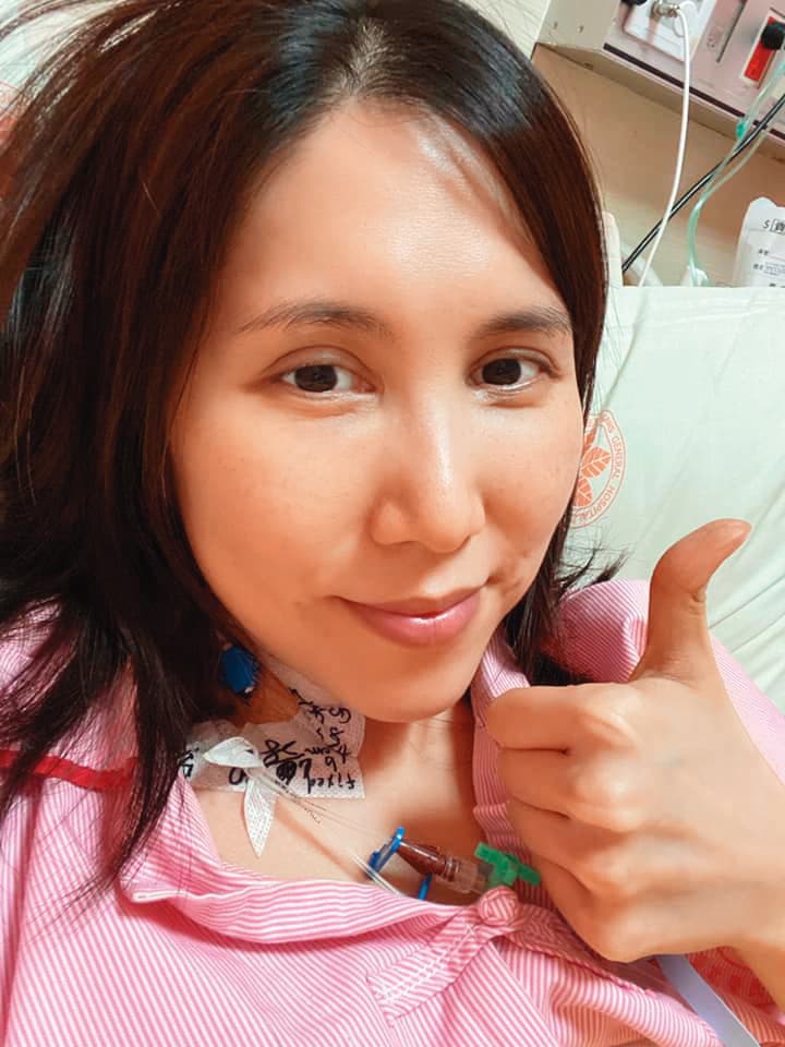余苑綺努力抗癌,歷經多次手術和化療,相當勇敢堅強。(翻攝自余苑綺臉書)