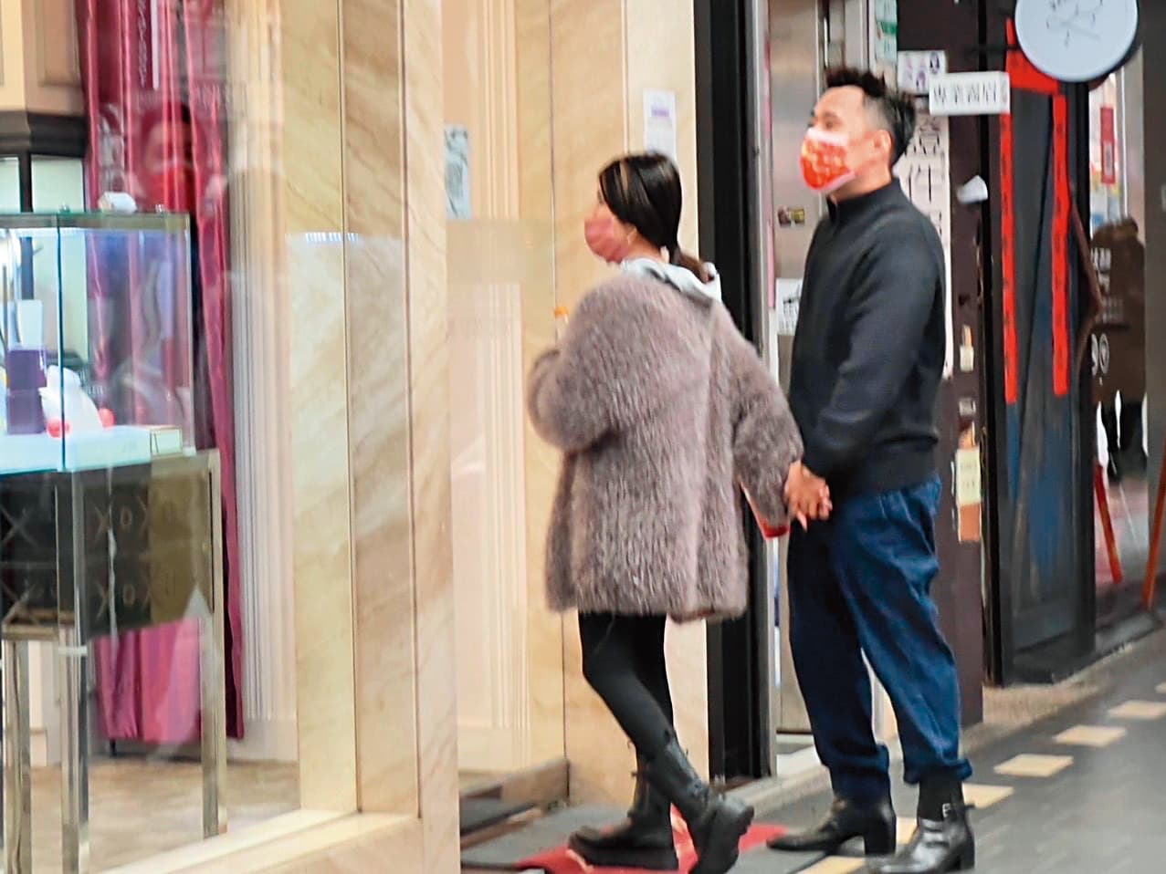 余祥銓(右)年前被目擊現身台北市南京東路五段的婚紗店,與女友柔柔(左)手牽手,看起來感情堅定。(讀者提供)