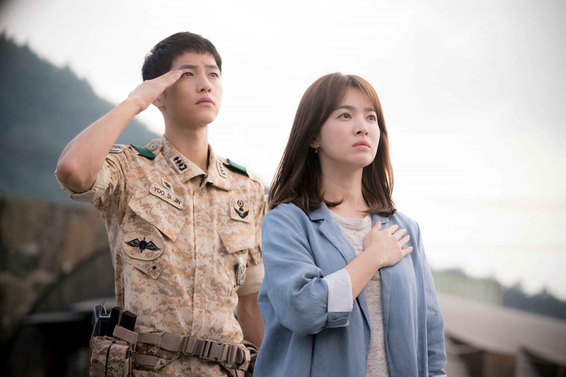 宋仲基(左)與宋慧喬(右)2016年主演的《太陽的後裔》,已成影史經典。(東森戲劇台提供)