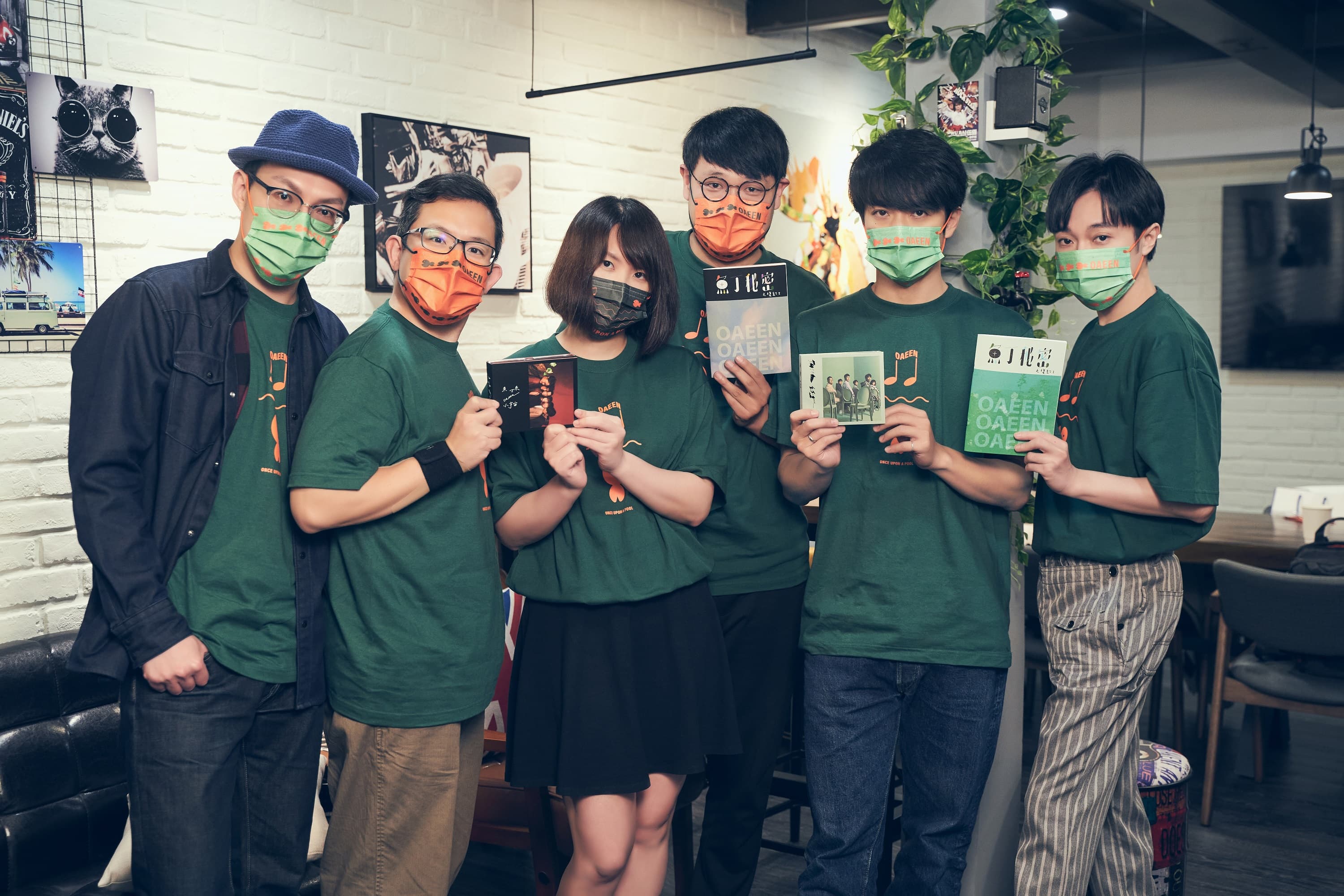《小宇宙(魚版)》數位上架與實體專輯將在演唱會前一日(2月18日)正式推出,團員投入發行籌備工作。(環球唱片提供)