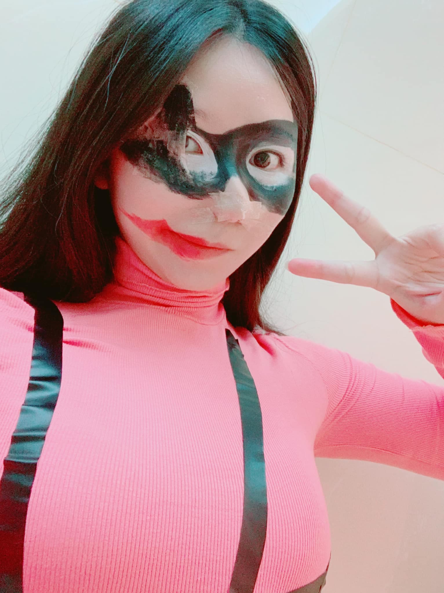 正妹「30才jk濃濃」完美詮釋全聯漫威英雄公仔的兩種版本。(翻攝自30才jk濃濃臉書)