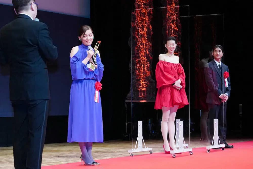 尾野真千子(左二)與《茜色如燒》片中兒子和田庵(右)以及片山友希(右二)一起獲獎。(翻攝自日本體育報)