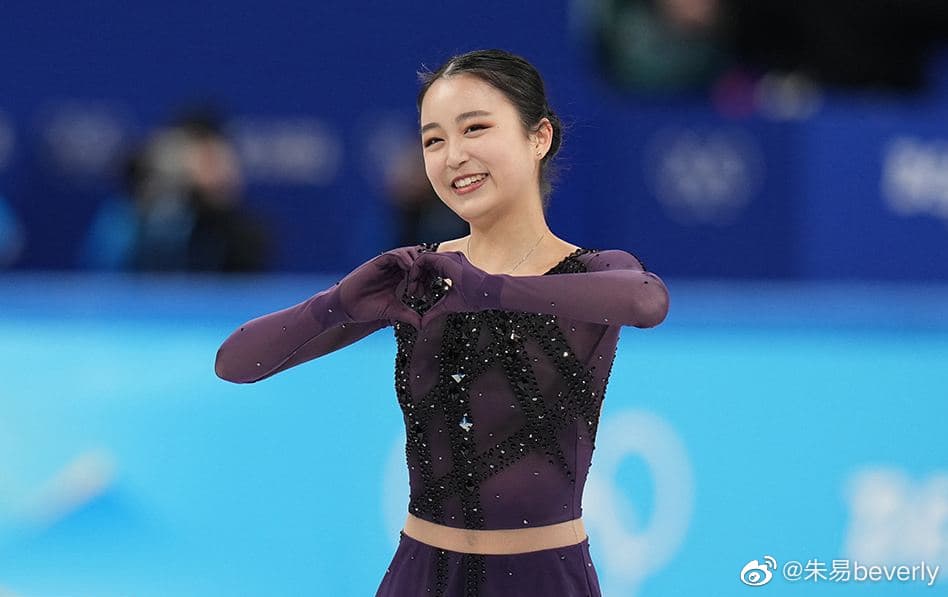 朱易15日在女單短曲項目中以第27名作收,無緣晉級,完賽後開心露出笑容比愛心。(翻攝朱易微博)