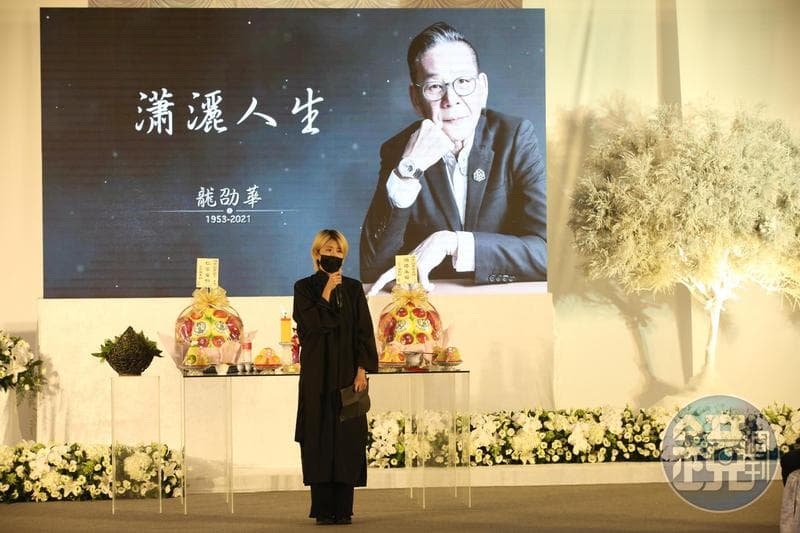 近年不少藝人突然過世,龍劭華也是其中之一,告別式上他的女兒陳璇泣不成聲。