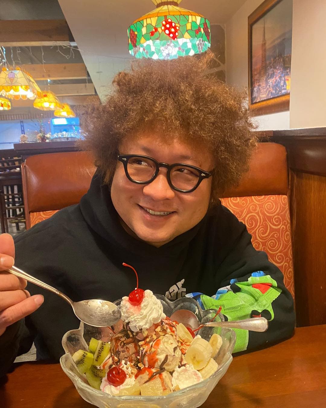 納豆年前因腦中風住院,如今已轉普通病房開始復健。(翻攝納豆臉書)
