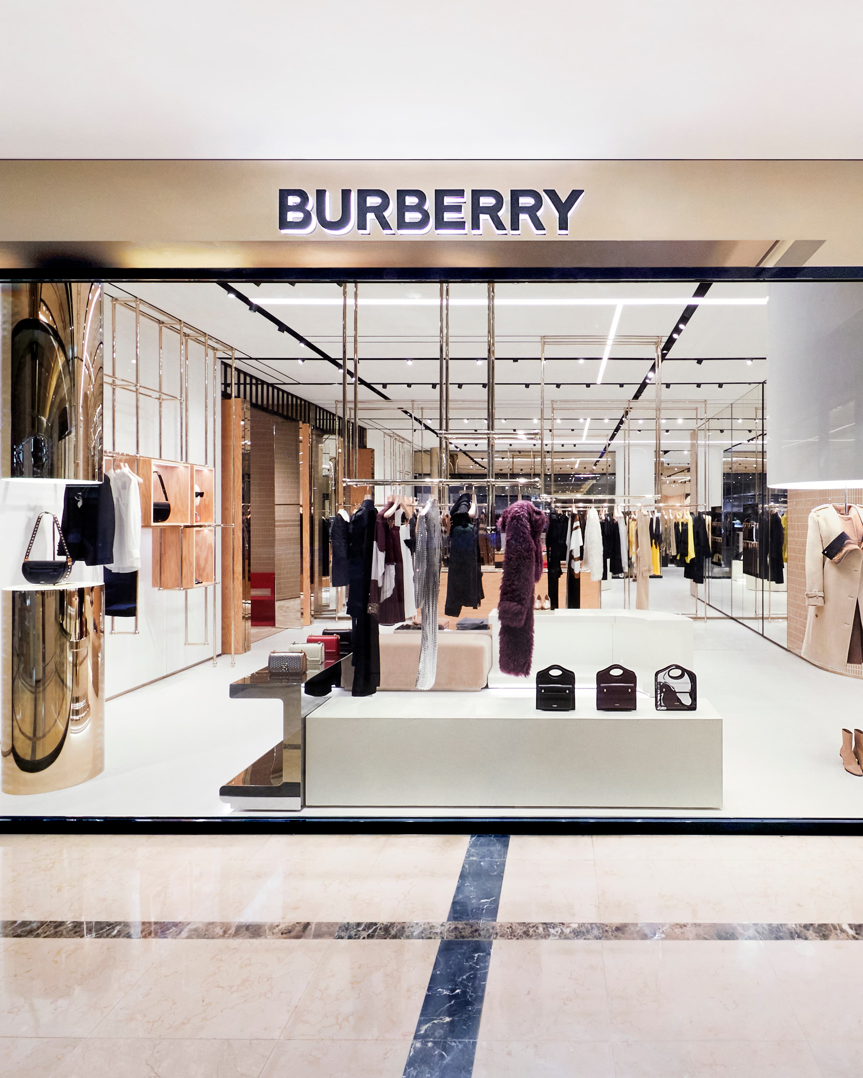 BURBERRY於台北新光三越信義A4館開設全台首間女裝專門店，重新詮釋品牌的經典元素，打造現代感的空間，（BURBERRY提供）