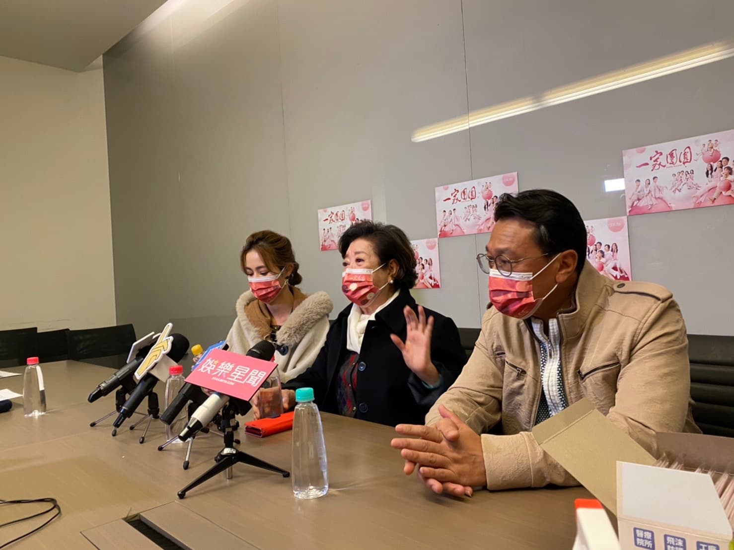 陳淑芳(中)、游安順(右)、黃瑄(左)在《一家團圓》上演三代同堂的溫馨戲碼。(三立提供)