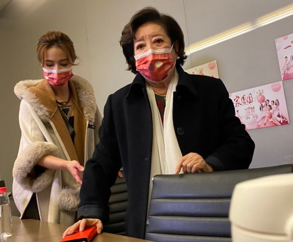 陳淑芳(右)、游安順和黃瑄(左)為三立新八點檔《一家團圓》現身宣傳。