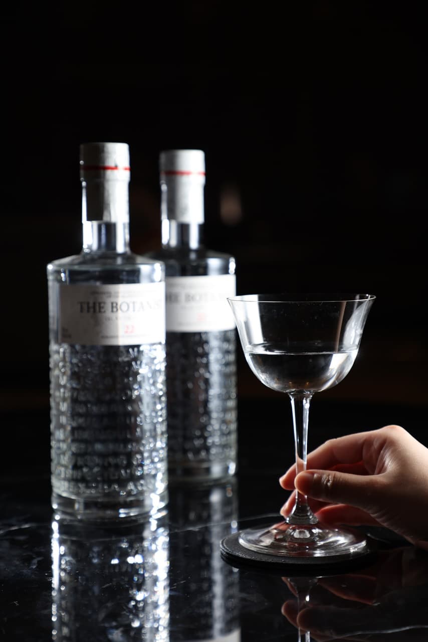 「The Botanist Gin」瓶身上的數字22,代表採用艾雷島上22種植物,喝一口就像穿梭於島上。(450元/杯、5,000元/瓶)。