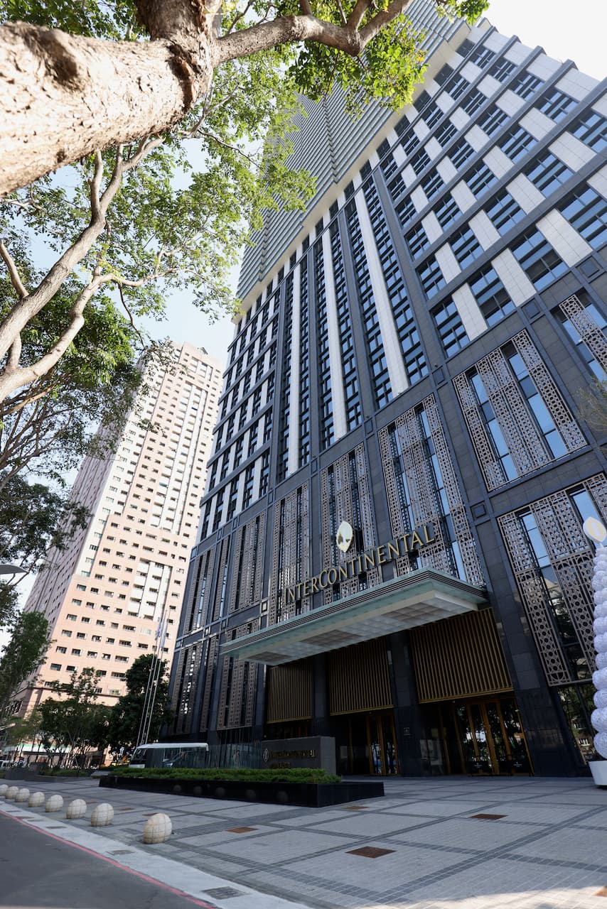 「高雄洲際酒店」座落新光路上,享有綠蔭景觀。