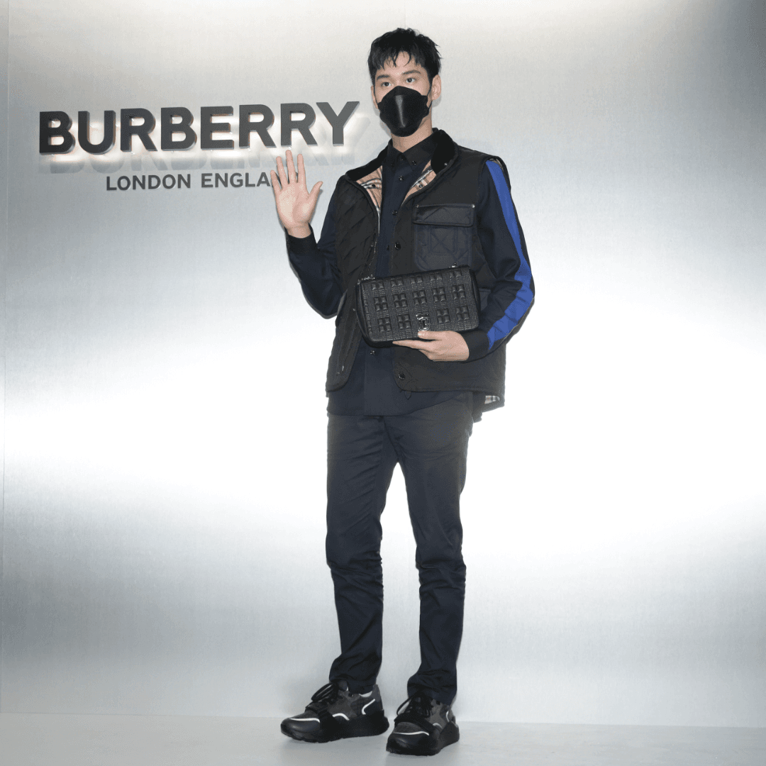 周予天身著BURBERRY絎縫溫度調節背心(NT$39,900)、修身工作褲(NT$18,200)、條紋羊毛襯衫(NT$22,900),手拿黑色中型絎縫羔羊皮Lola包(NT$79,000)。