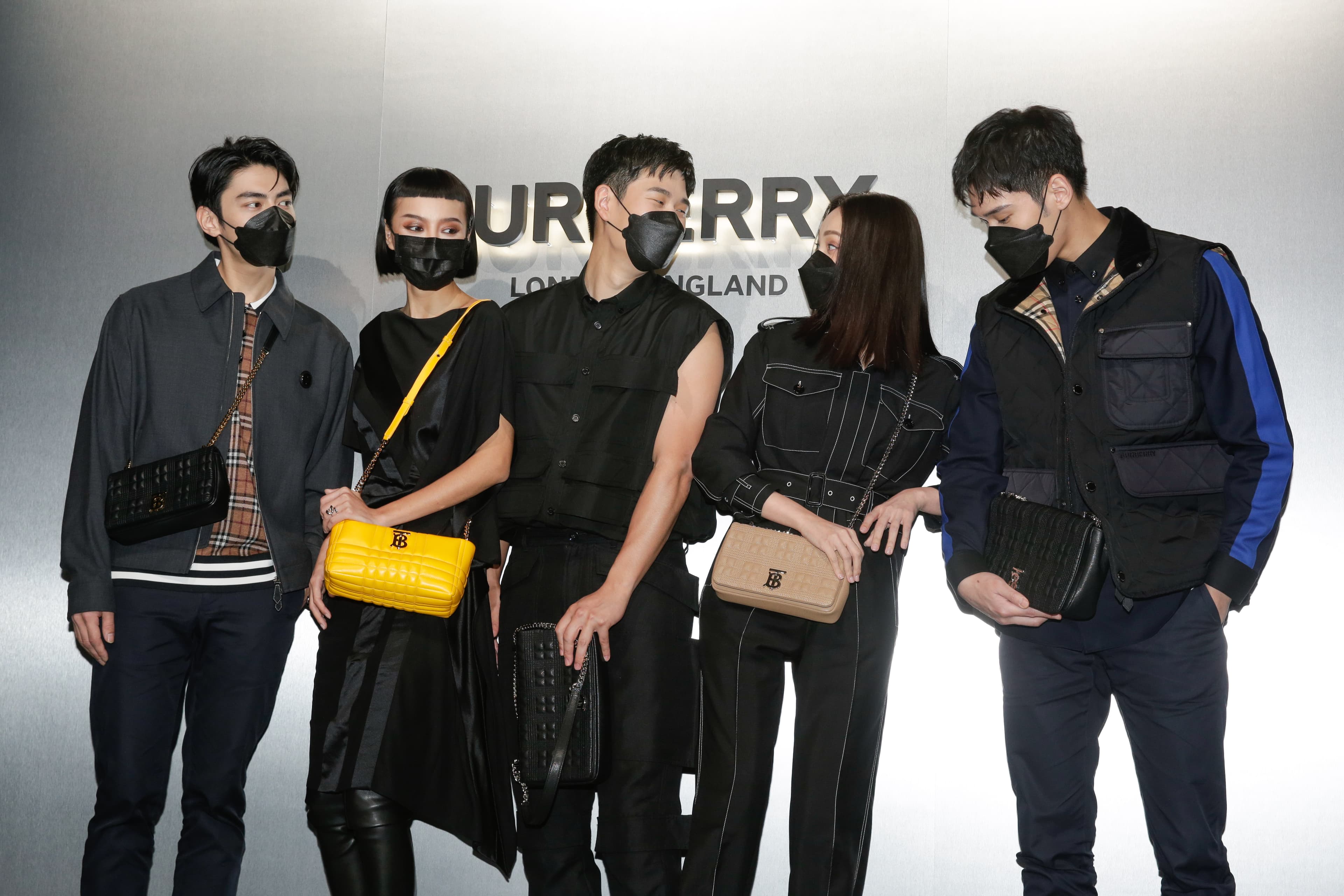 宋柏緯(左起)、李函、周興哲、林映唯、周予天出席BURBERRY 2022年春夏發表會。