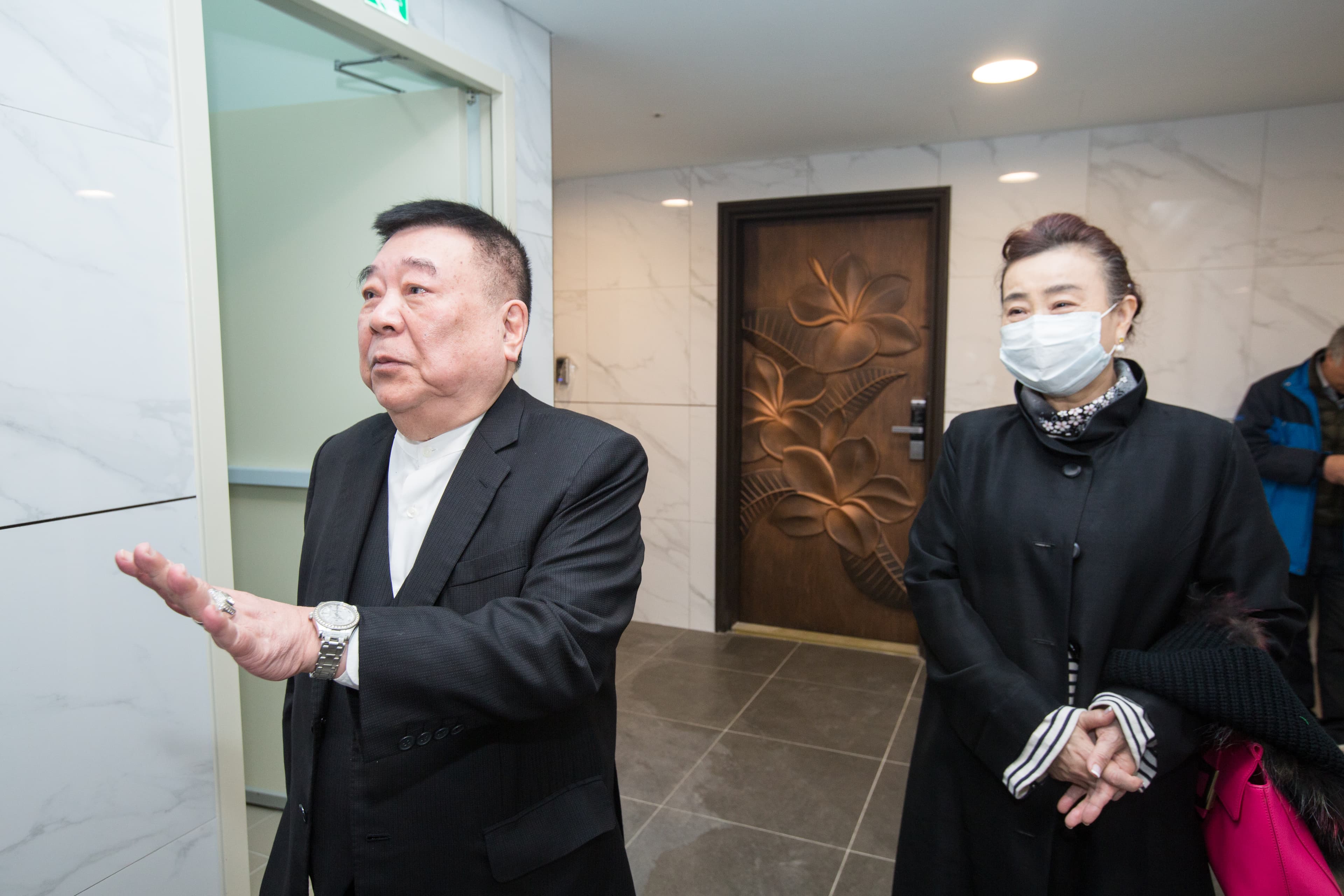 洪村騫（左）常捐錢做公益，連太太張麗莉（右）也踩不住煞車。