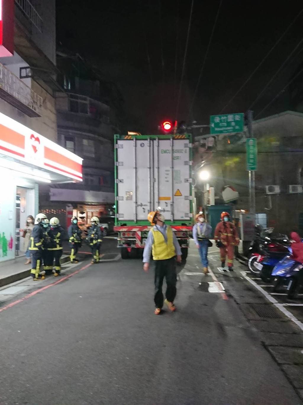 事故造成附近30戶住家停電,在台電人員緊急斷電搶修後,貨櫃車於晚間8時45分左右脫困,附近也正常恢復供電。(翻攝畫面)