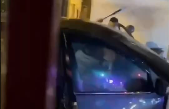歹徒持球棒逞凶，畫面警悚。（讀者提供）