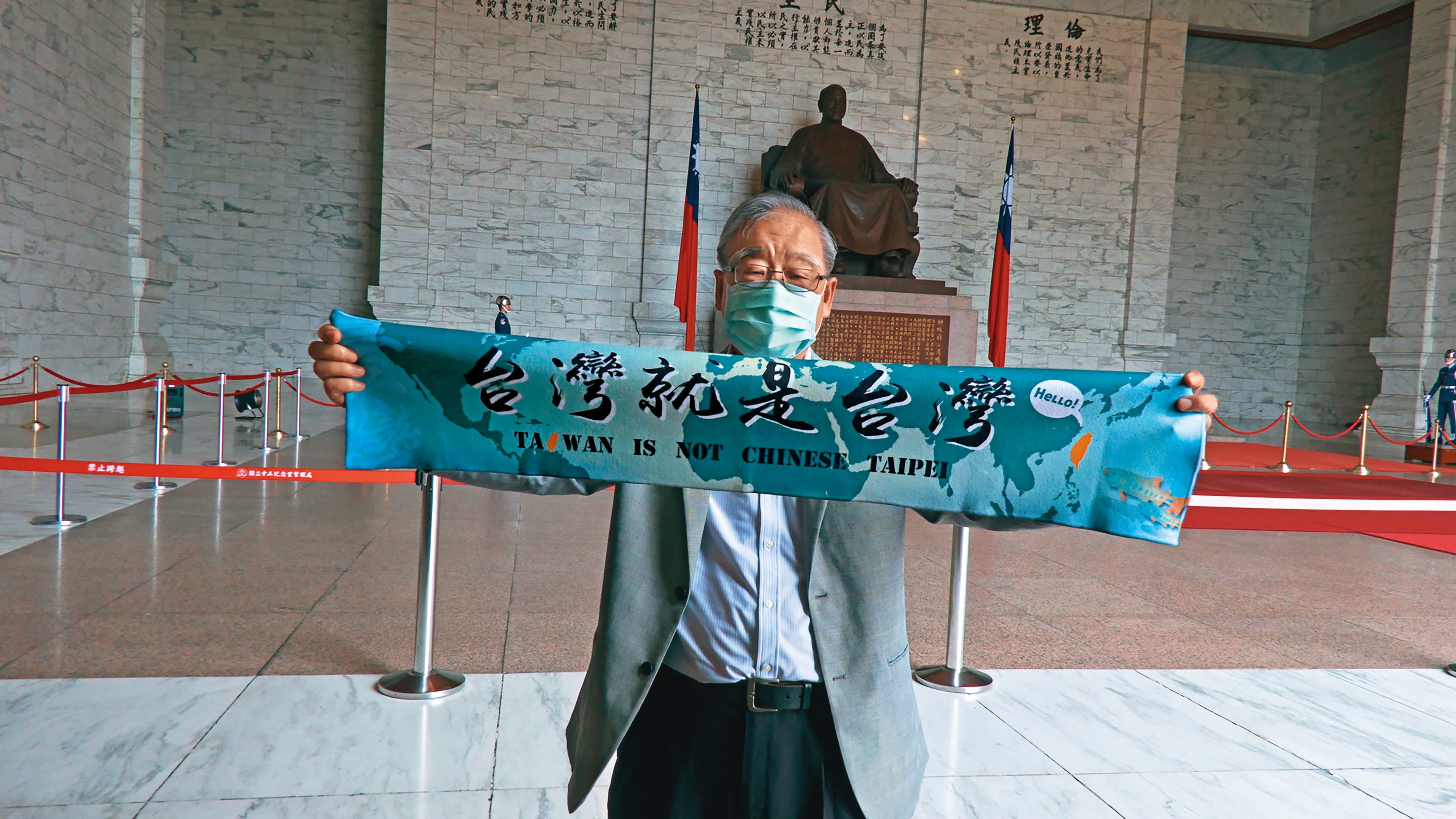 二二八受難者遺族王文宏前往中正紀念堂抗議,要求移除威權象徵的蔣介石銅像。(蜂鳥影像提供)