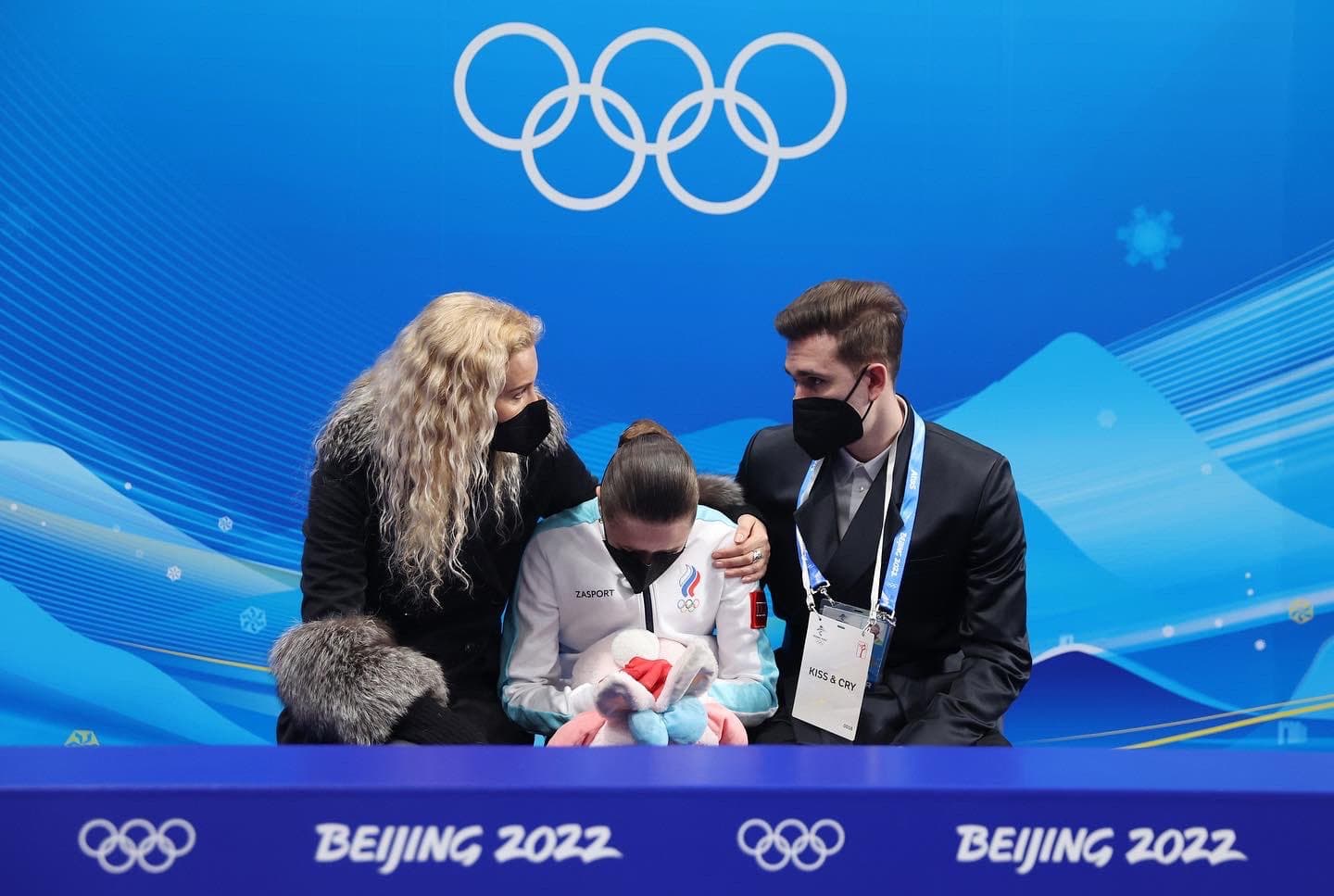 瓦莉娃(左)在等待分數時情緒崩潰。(翻攝Olympic_Russia推特)