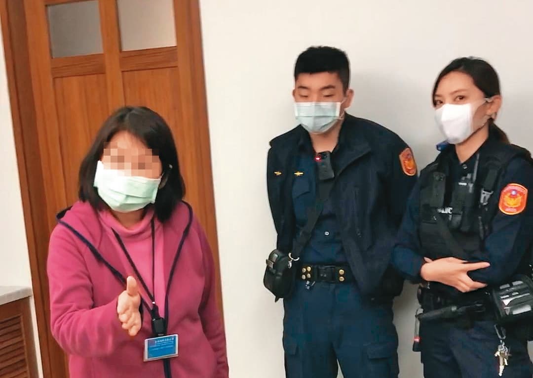 汪姓女房東(左)大動作找來2名員警協助點交,趕走2名房客。(讀者提供)