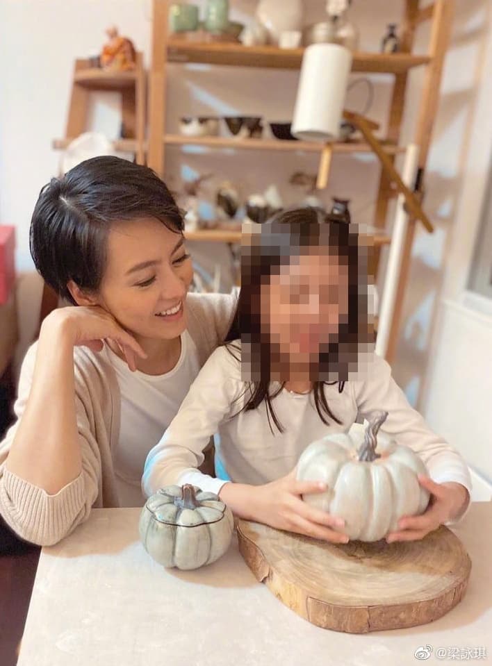 梁詠琪熱愛藝術,經常和女兒一起創作陶藝。(翻攝梁詠琪微博)