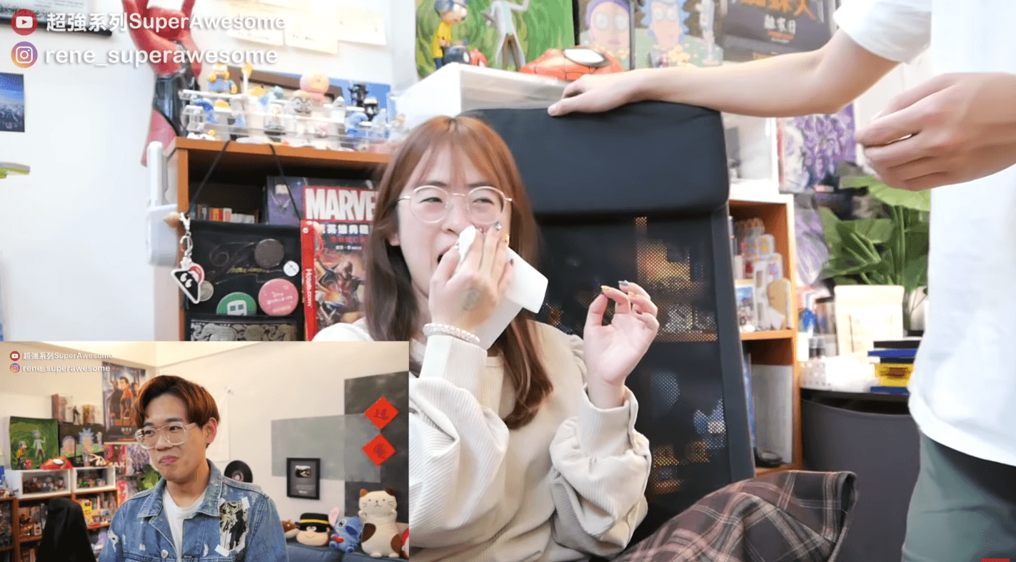 女友當場落淚,讓粉絲直呼感動。(翻攝自「超強系列SuperAwesome」YouTube)