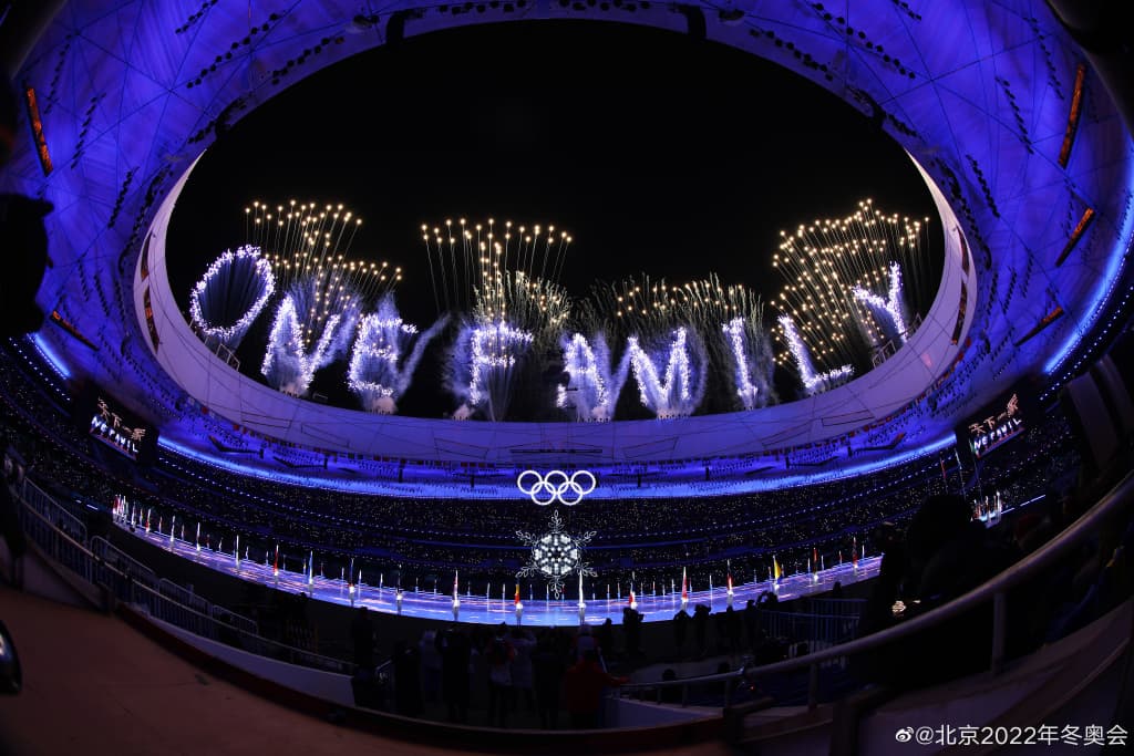 北京冬奧閉幕式上,以煙火秀出「天下一家」「ONE FAMILY」的字樣。(翻攝自北京2022年冬奧會微博)