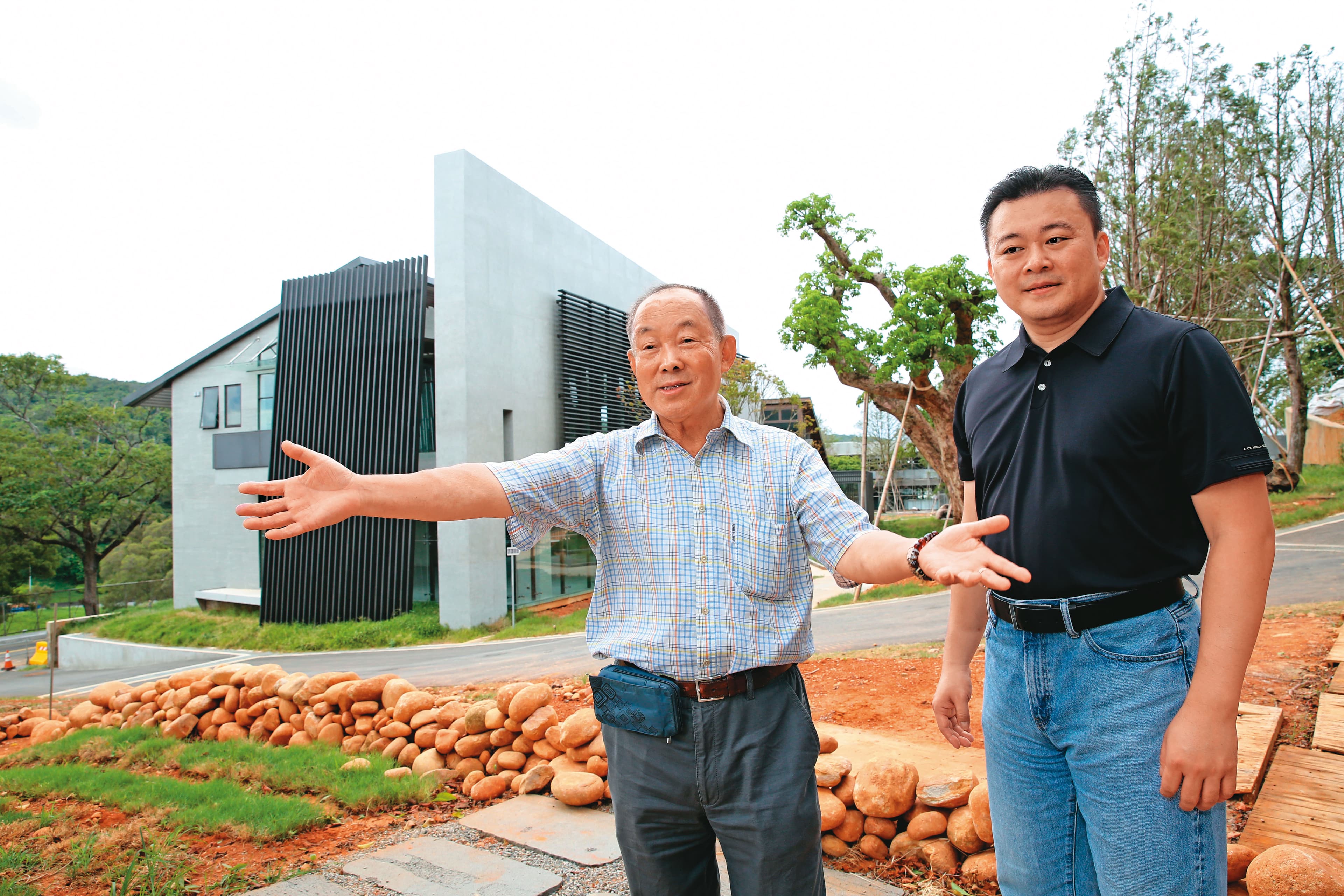 蔡明倫(右)前年離開寶成,決定回家幫老爸蔡其建(左)打造事業第二春。