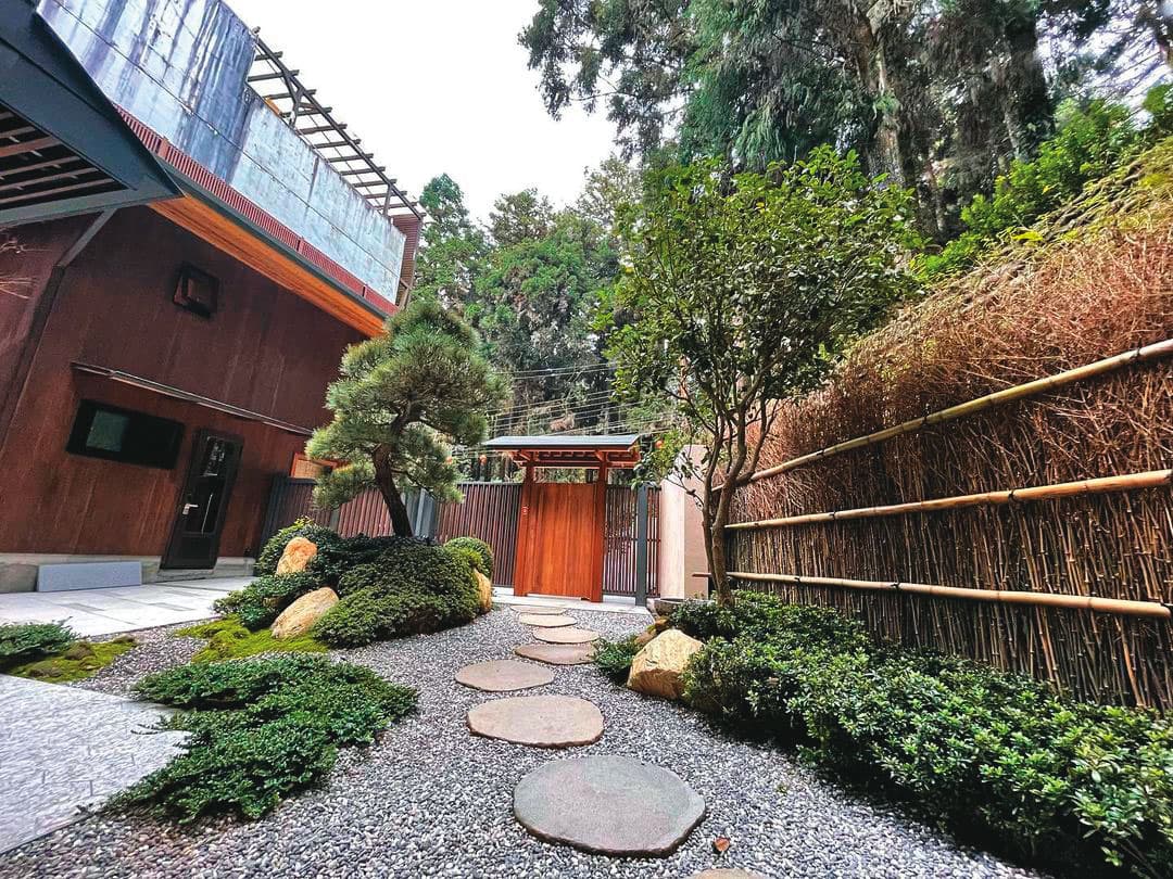 溪山行館迎賓的迎客松和桂花樹是蔡其建親自挑選。(寶元紀提供)