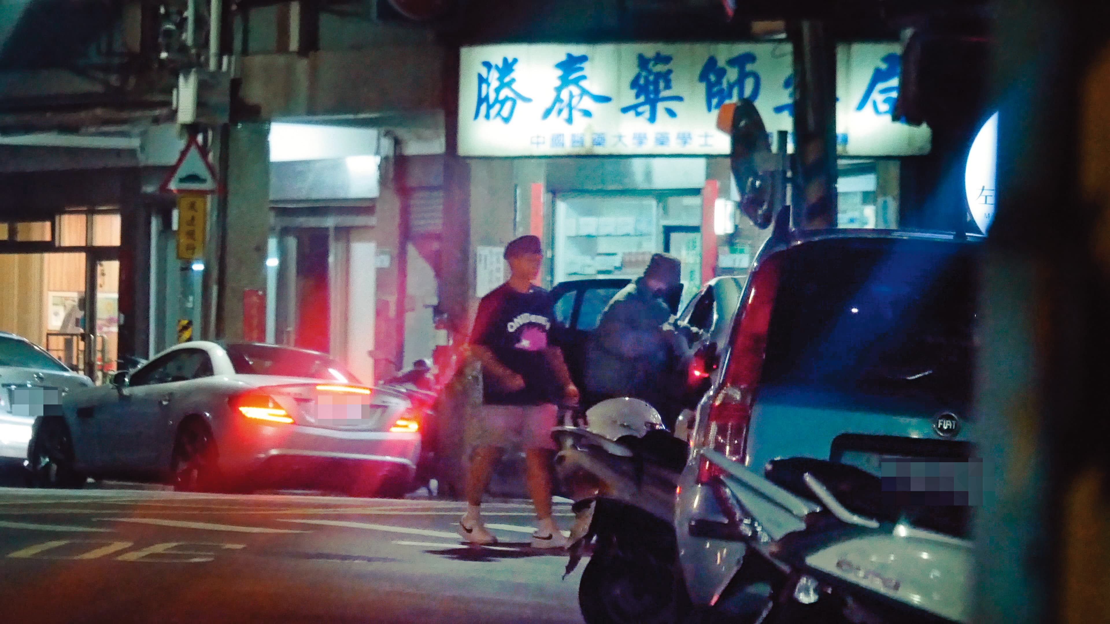 2/16 20:19 結束健身行程，炎亞綸（左）與綠衣男一前一後離開，隨後一起上車。