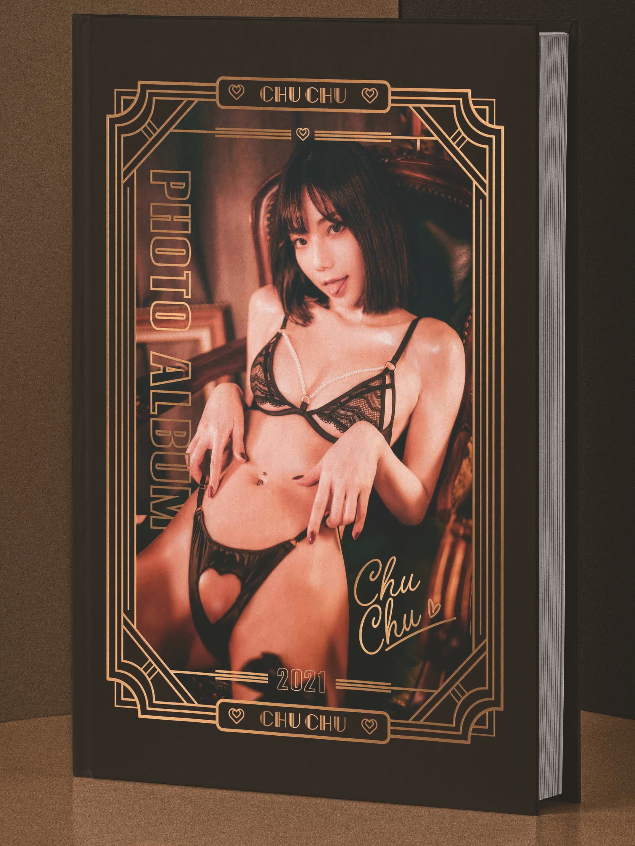 啾啾這次寫真書定價3980元,走精裝版路線,更以雙封面作賣點。(啾啾提供)