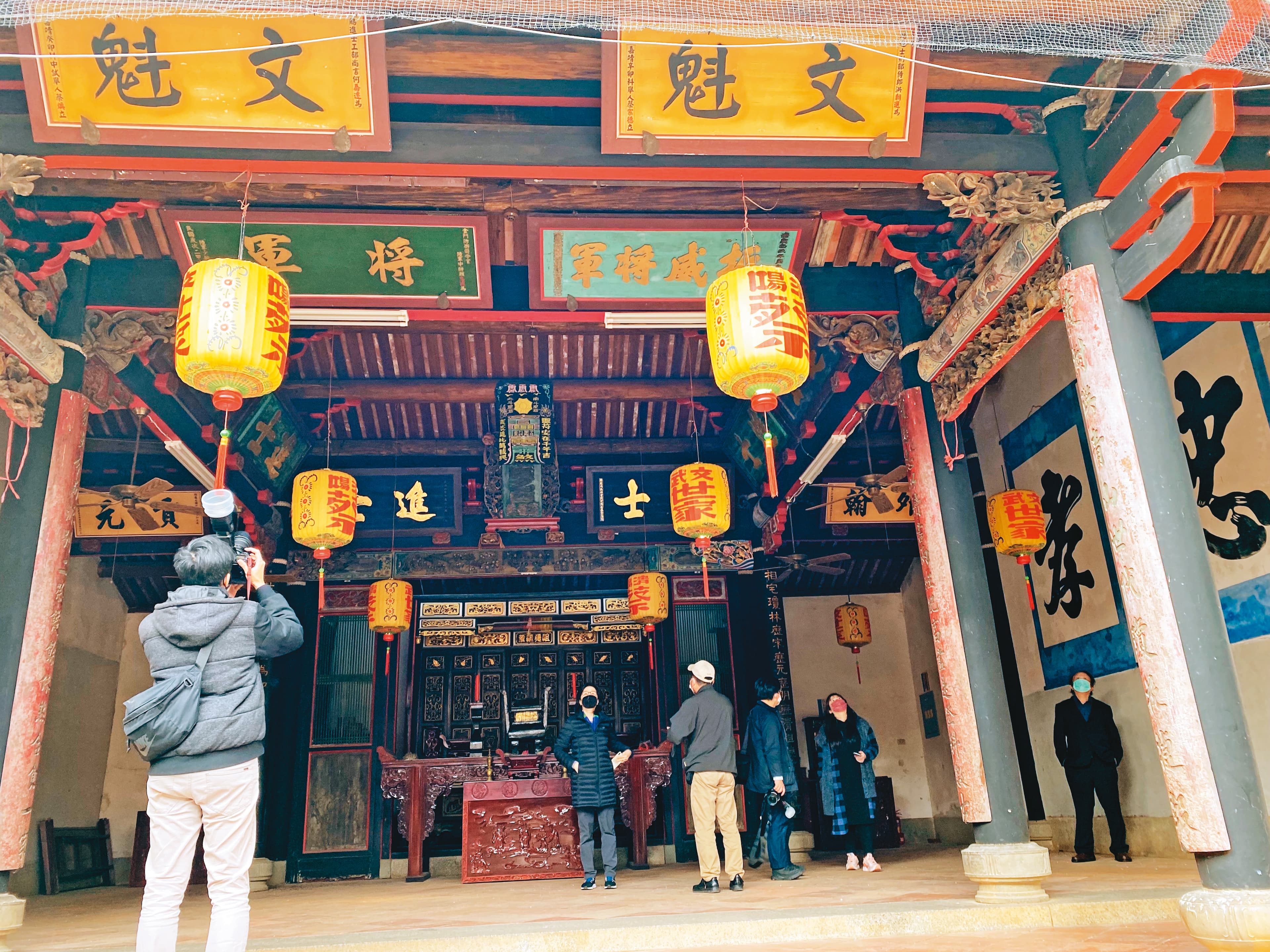 此次金門行由閩南文化博士陳成基負責導覽,參訪不少家廟、宗祠。(賴琬莉攝)