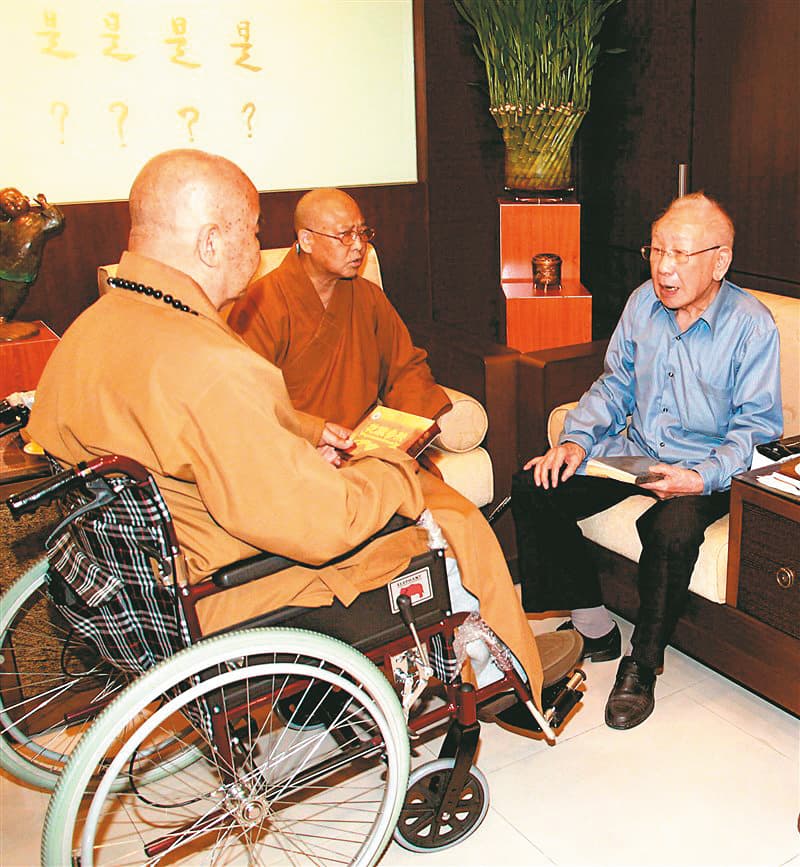 潘孝銳(右)是拆船大王,熱衷公益的他和星雲法師(左)頗有淵源。(圖片來源:《人間福報》)