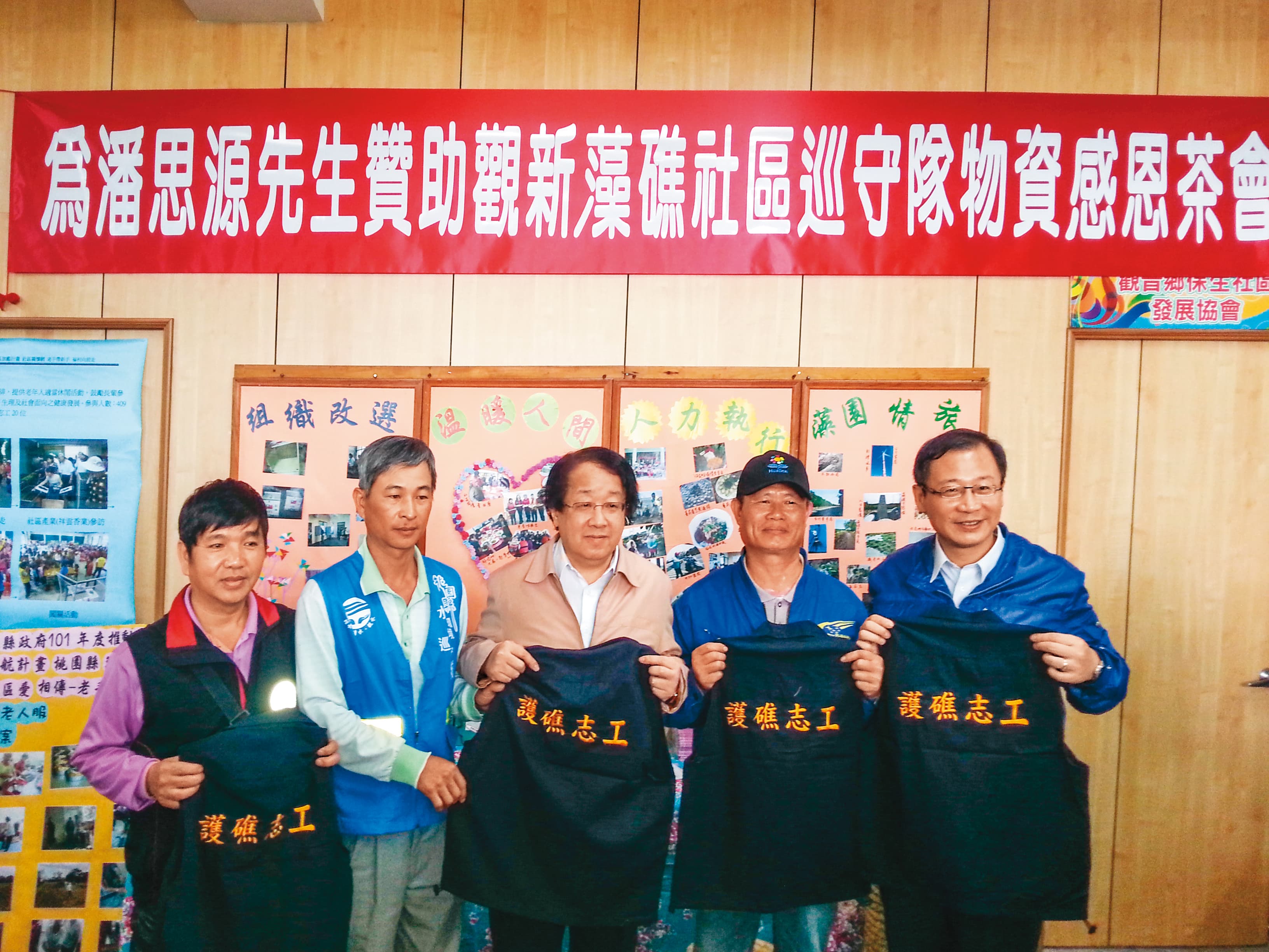 早在約10年前,潘思源(中)就關注藻礁議題。(潘思源提供)