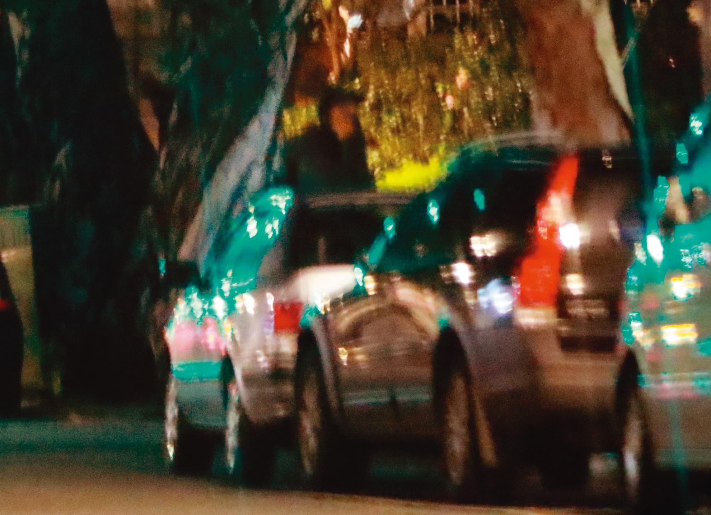 21:43 陳昊森逃離現場的樣子非常不知所措，一邊還撥著手機，不知跟誰商討對策。