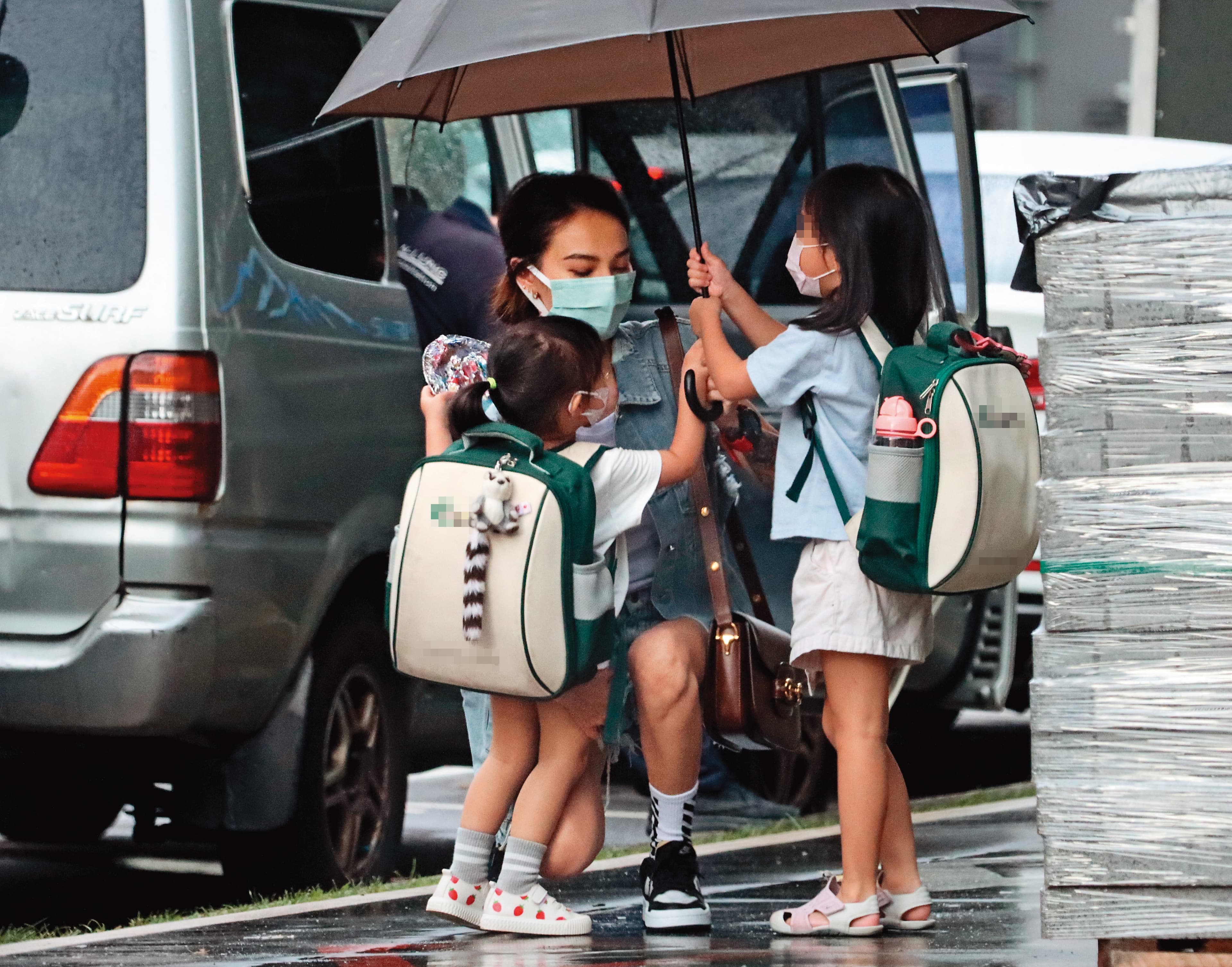 鄭雲燦曾被本刊直擊，充滿母愛地去學校接送小孩。