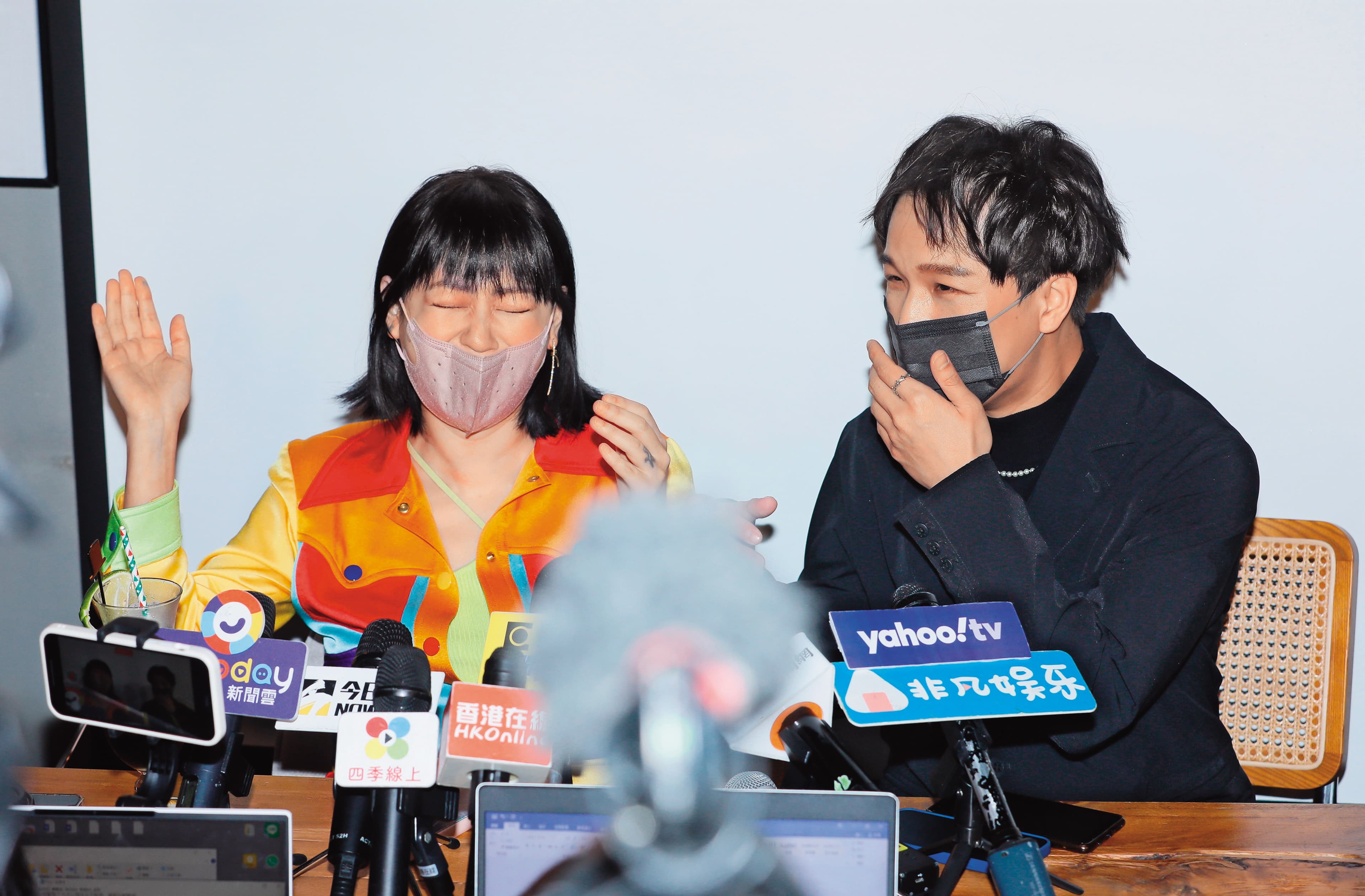小S(左)與網紅派翠克(右)大聊床上生活,笑說這些年都靠抽屜的「玩具」自我安慰。是否要全聯公仔呢?(遞)