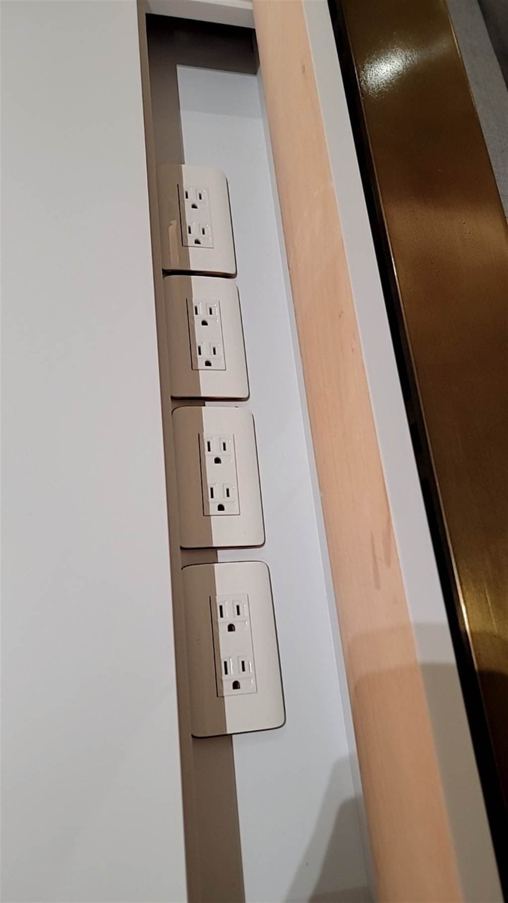 插座竟然無法通電。(翻攝自爆料公社)