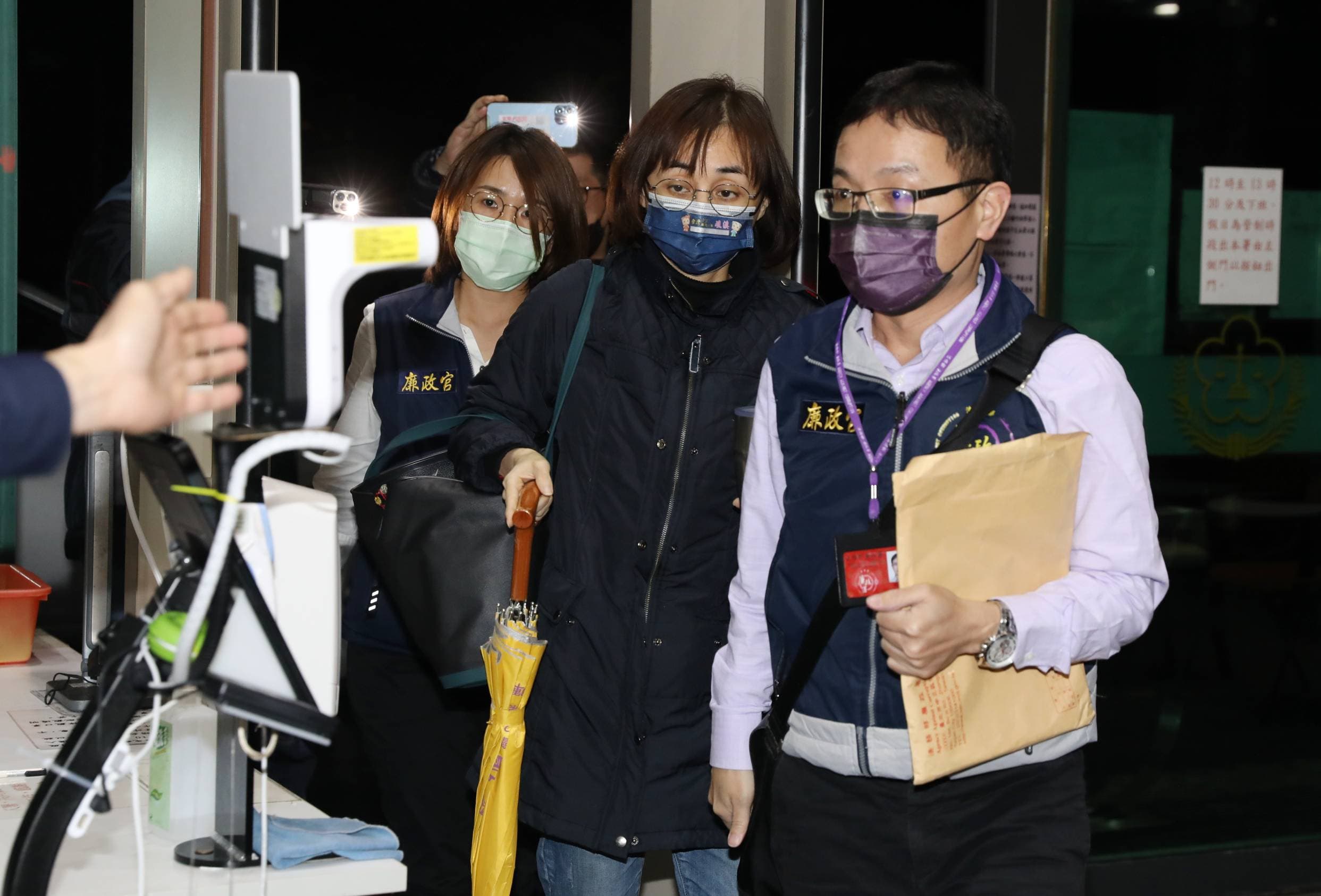 林姿妙女兒林羿伶一臉疲態,訊後也被檢方聲押禁見。