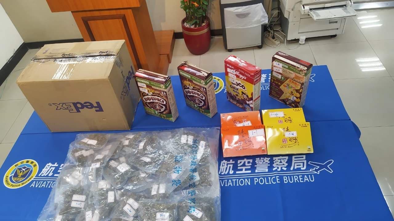 警方查扣用燕麥包裹夾藏的大麻花。( 航警局提供 )