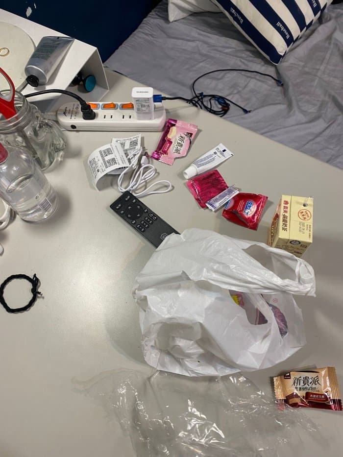 女網友抱怨自己的弟弟亂闖房間,還亂丟垃圾,包括用過的保險套包裝。(翻攝自Dcard)