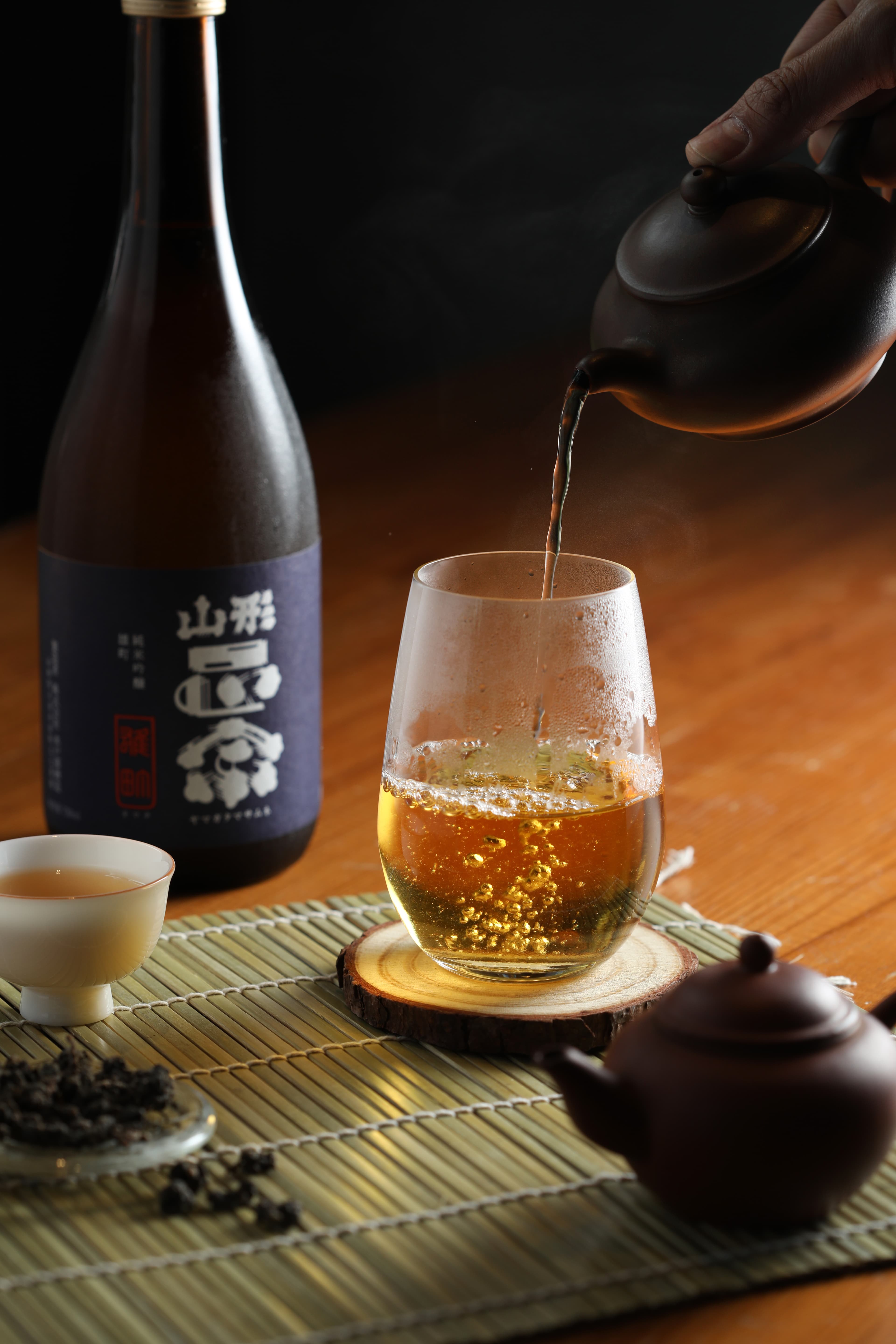 鹿野紅烏龍「紅水」搭果香強的「山形正宗 雄町」，熱度軟化單寧，酸甜感也更高揚。